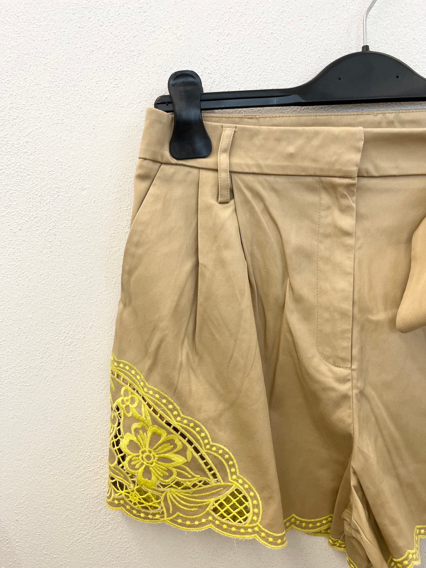 Shorts di Twin Set in gabardine con orlo in macramè