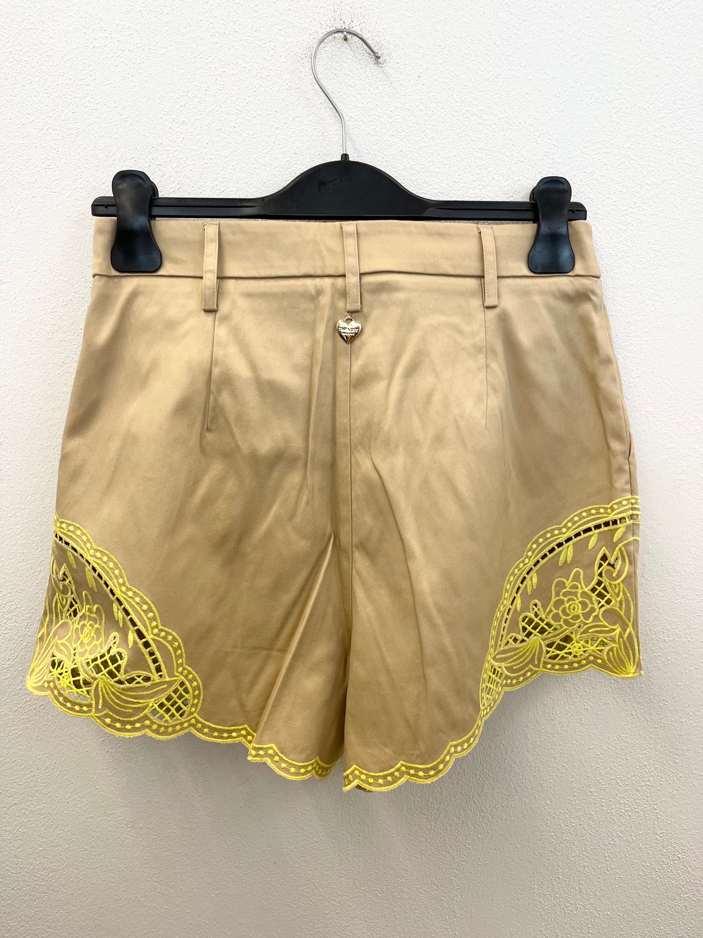 Shorts di Twin Set in gabardine con orlo in macramè