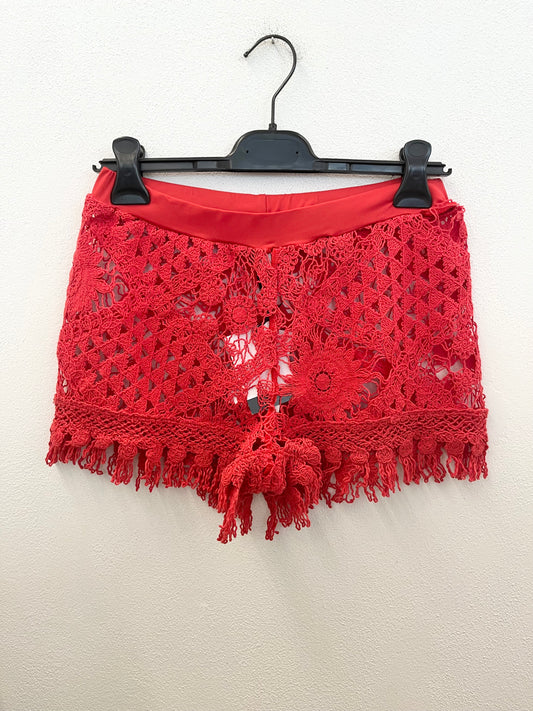 Shorts di Raffaella D'Angelo in crochet con finitura a frange