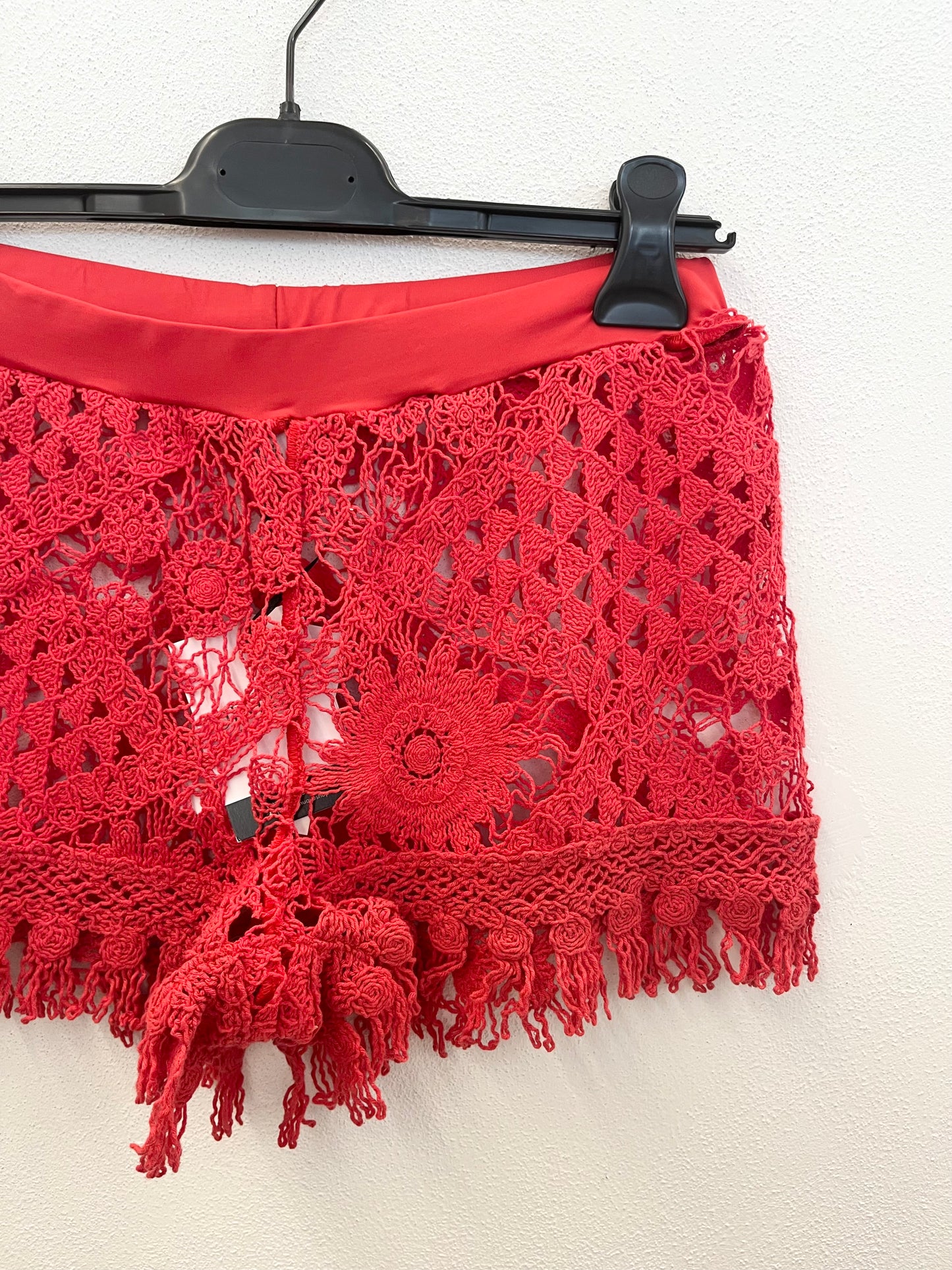Shorts di Raffaella D'Angelo in crochet con finitura a frange