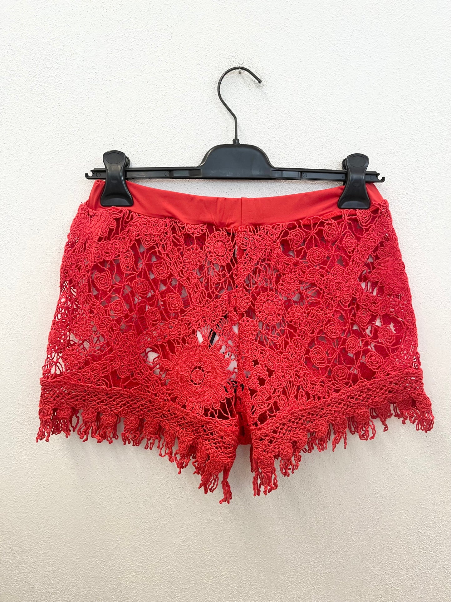 Shorts di Raffaella D'Angelo in crochet con finitura a frange