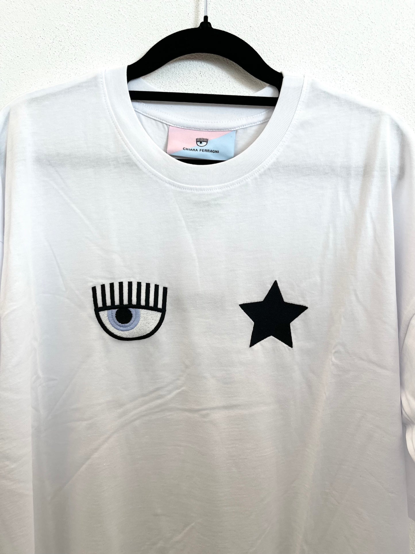 T-shirt di Chiara Ferragni con ricamo Occhio e Stella