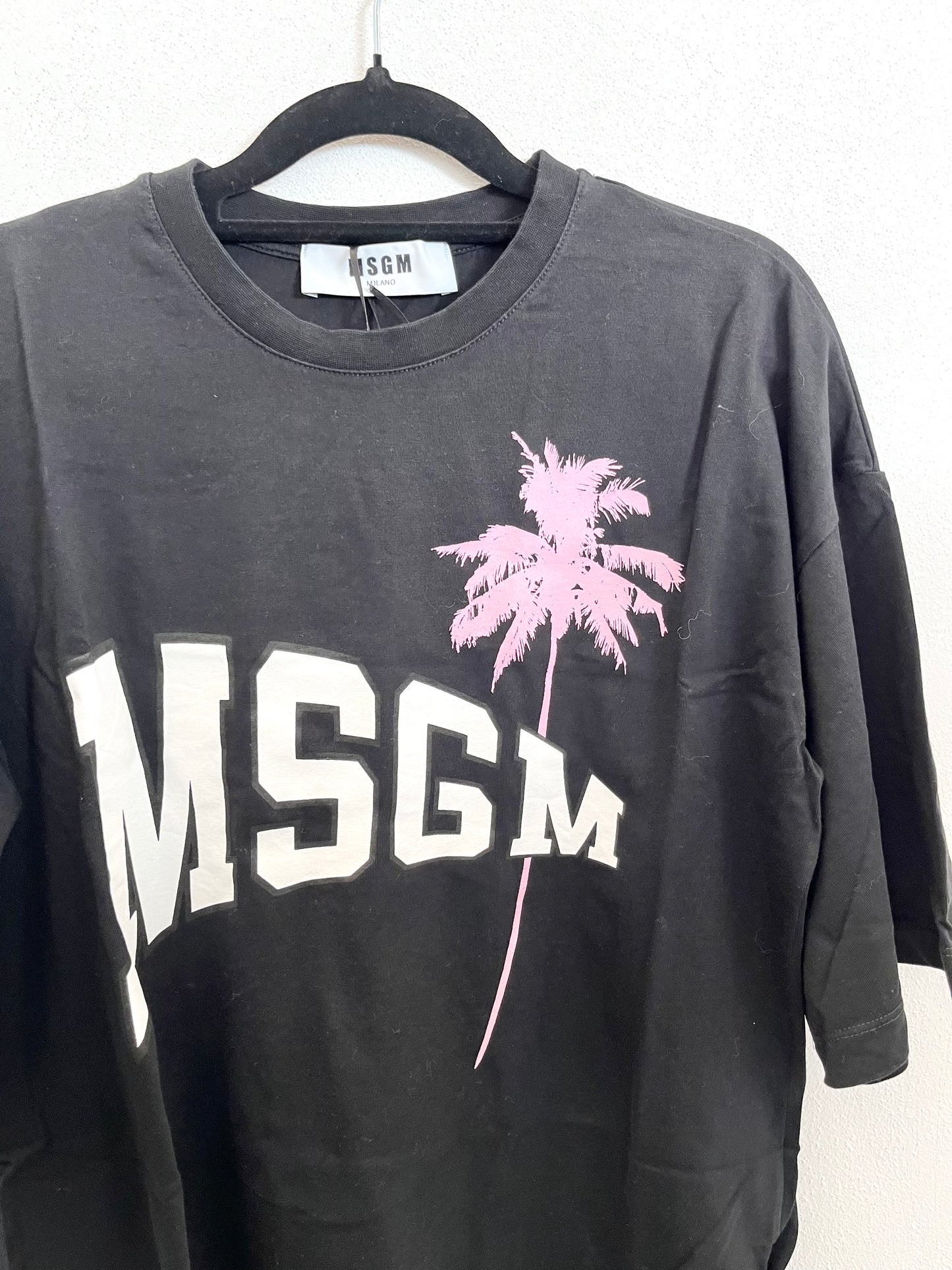 T-shirt di MSGM nera con logo e stampa palma rosa
