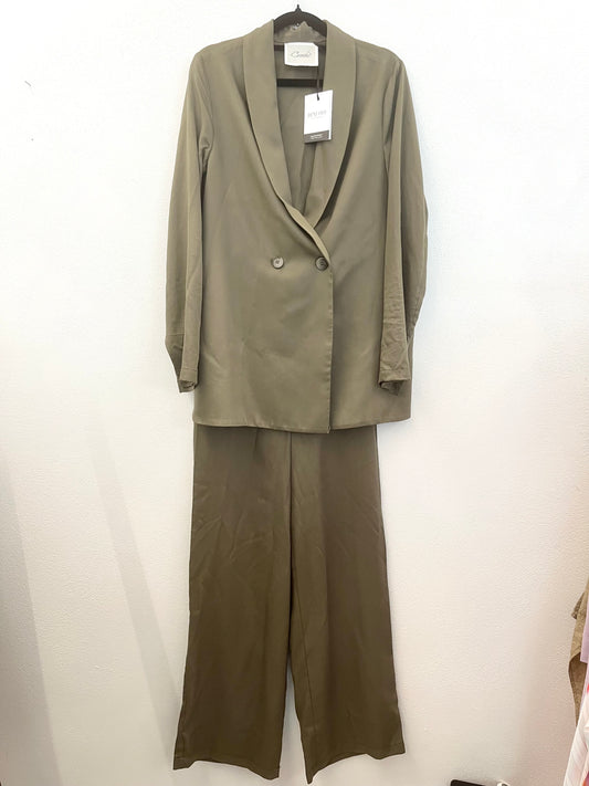 Completo di Croche Blazer e Pantaloni a Gamba Larga Verde Oliva