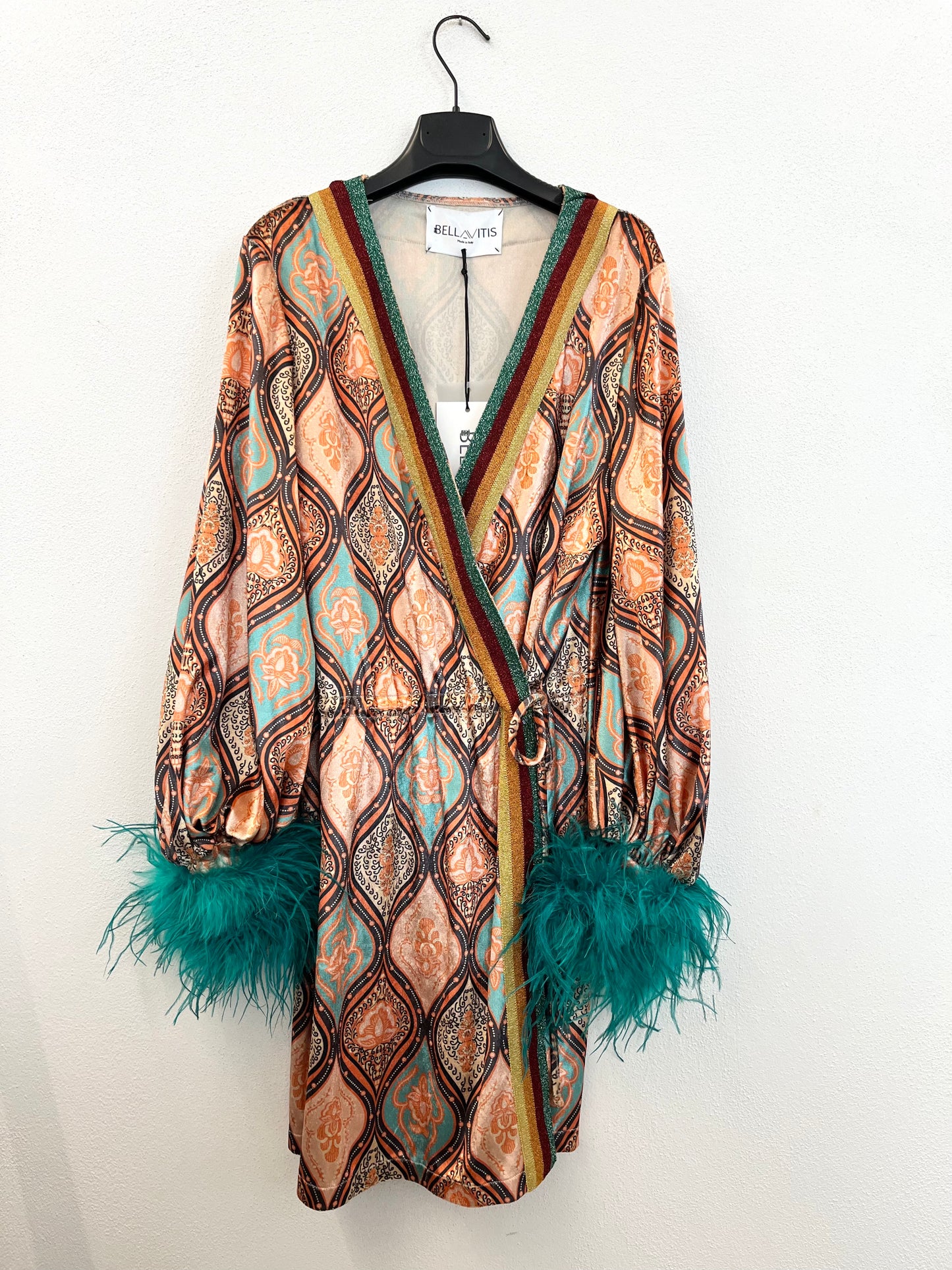 Abito wrap di BellaVitis in velluto con motivo geometrico e piume