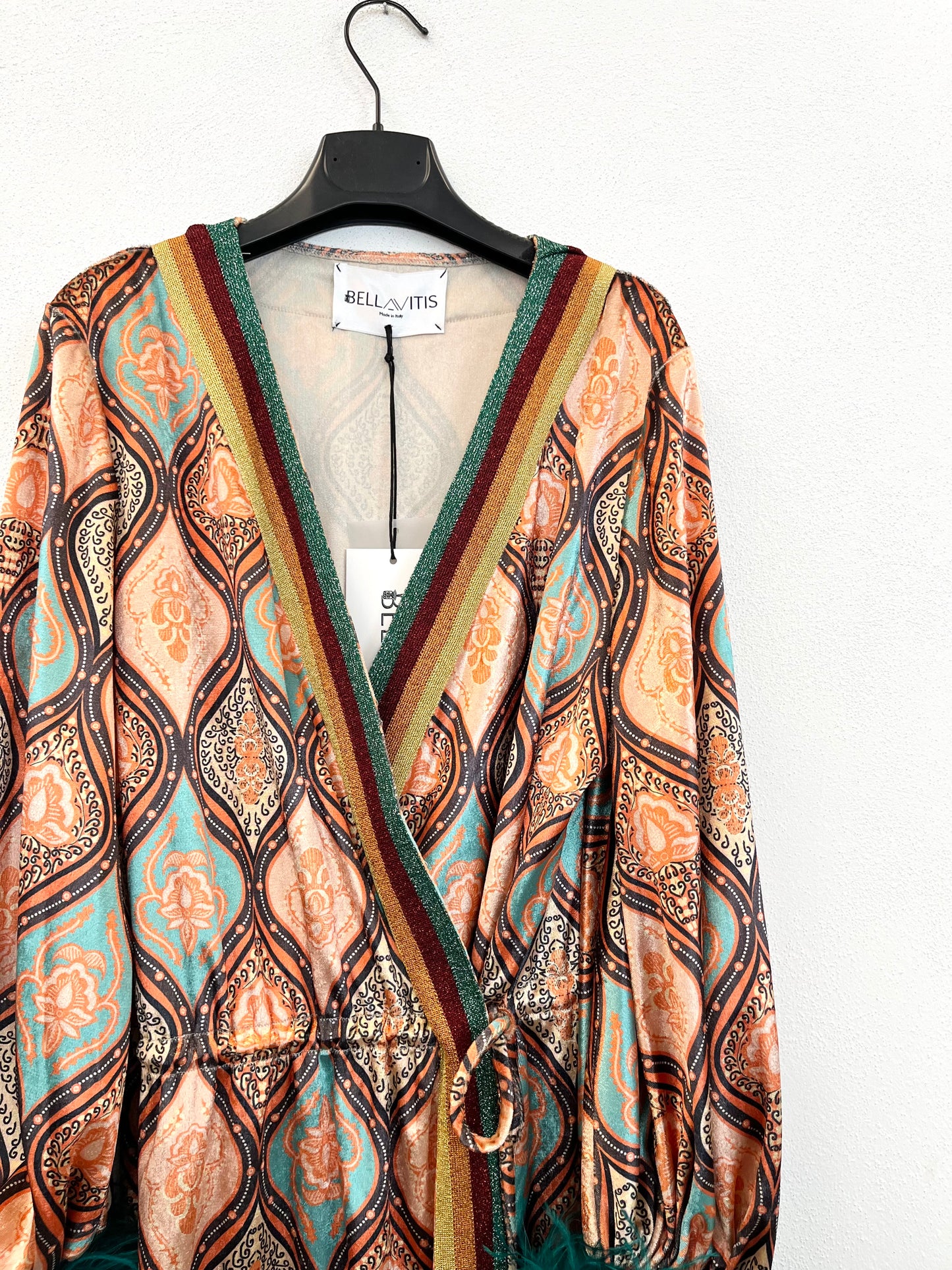 Abito wrap di BellaVitis in velluto con motivo geometrico e piume