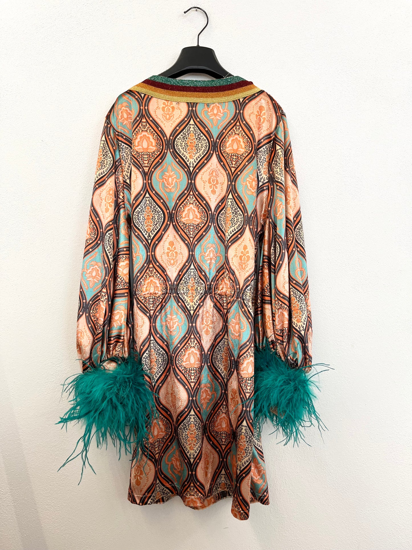 Abito wrap di BellaVitis in velluto con motivo geometrico e piume