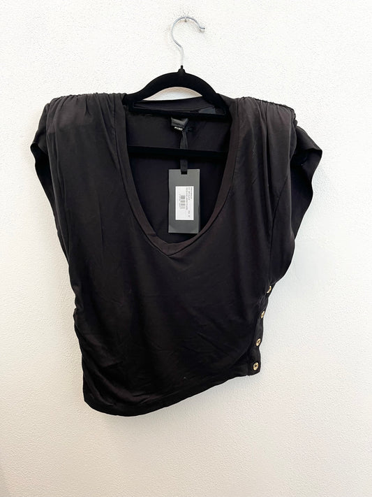 Top nero di Pinko con spalle imbottite e bottoni dorati