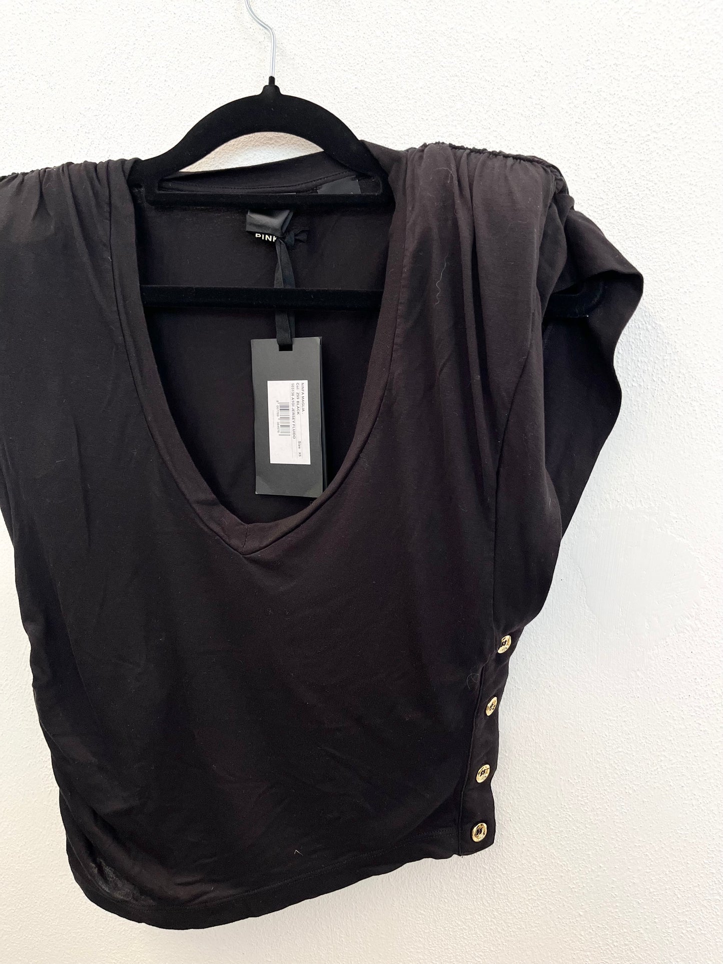 Top nero di Pinko con spalle imbottite e bottoni dorati