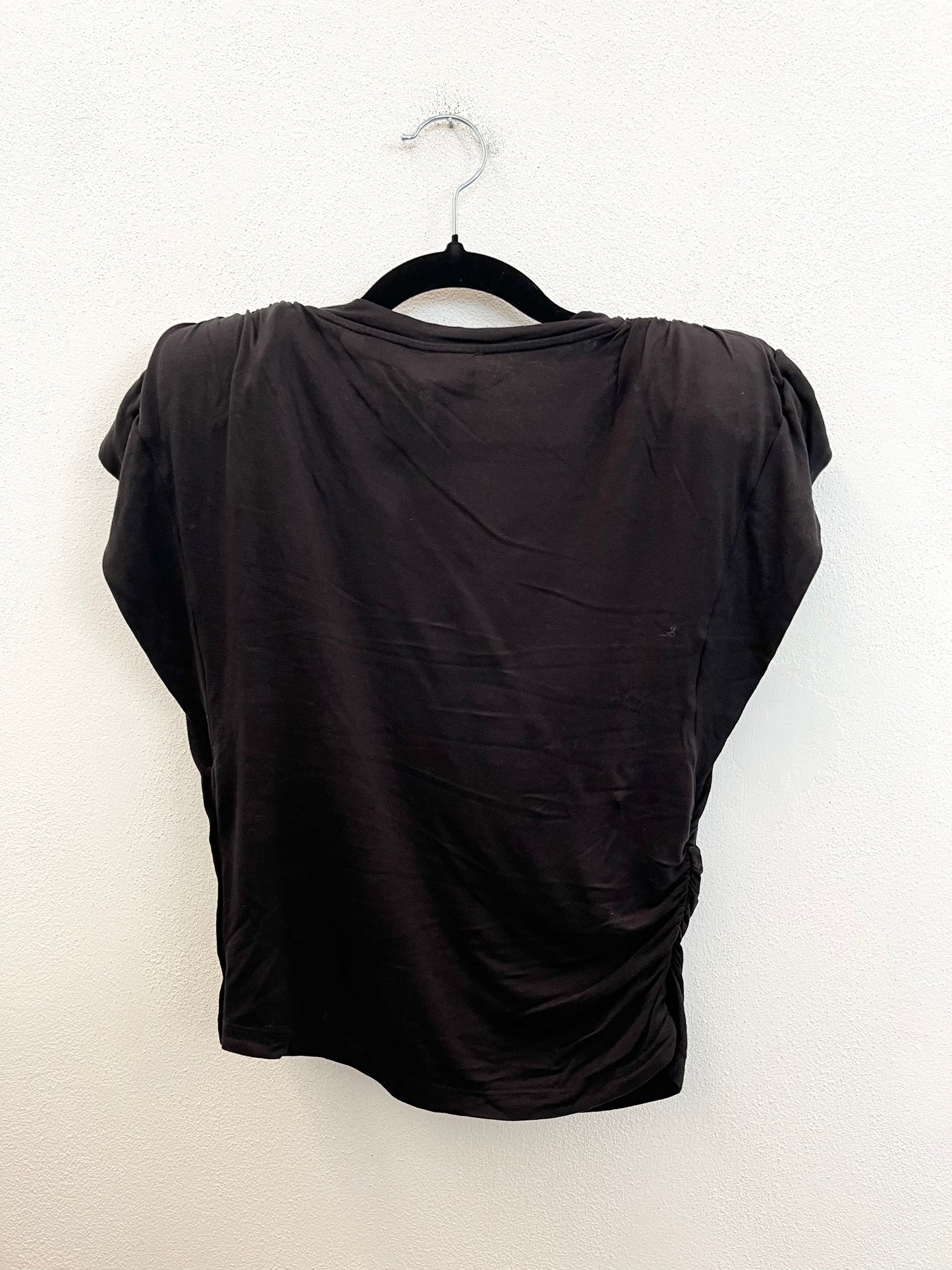 Top nero di Pinko con spalle imbottite e bottoni dorati