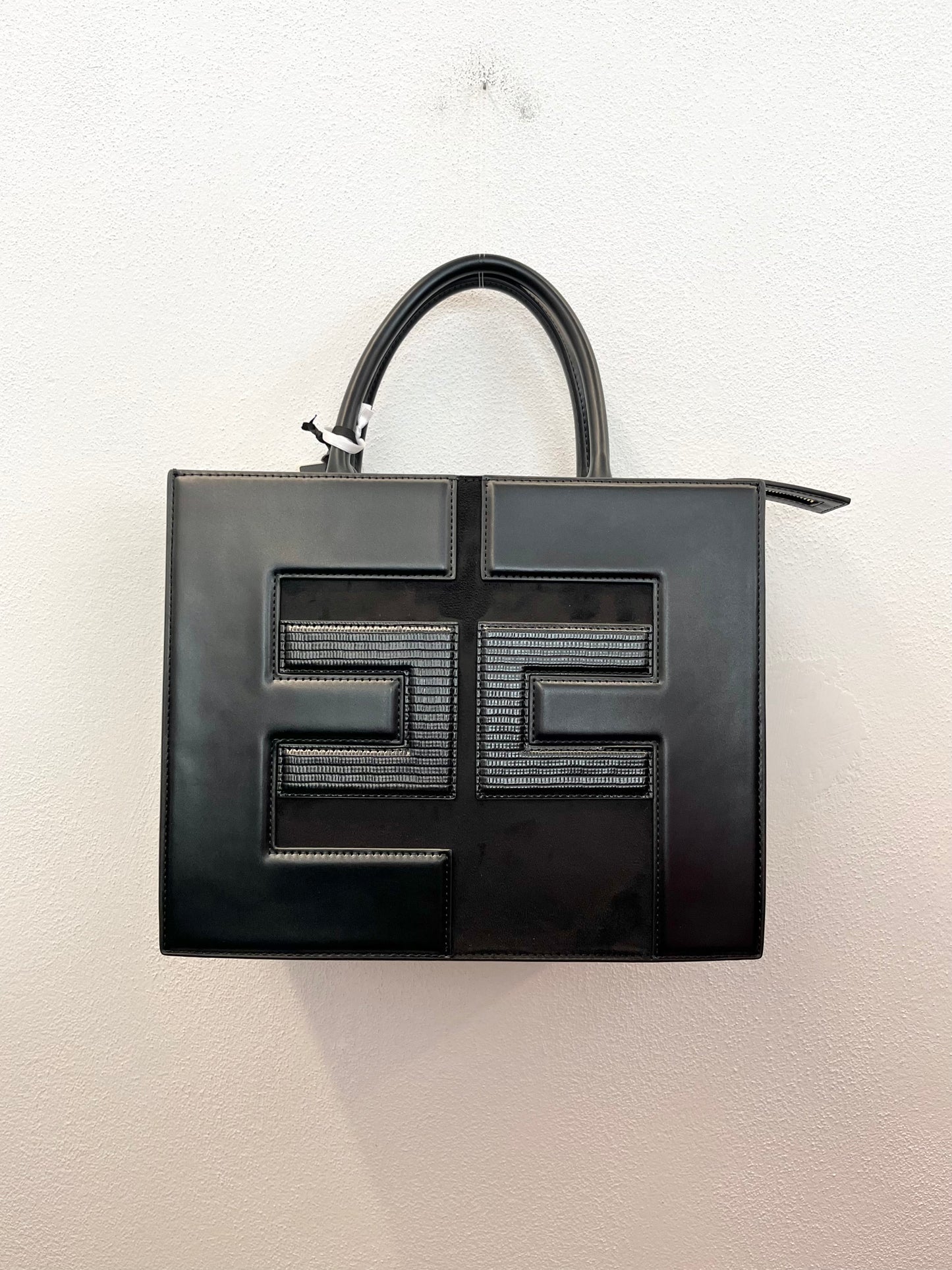 Borsa a mano di Elisabetta Franchi con maxi logo geometrico