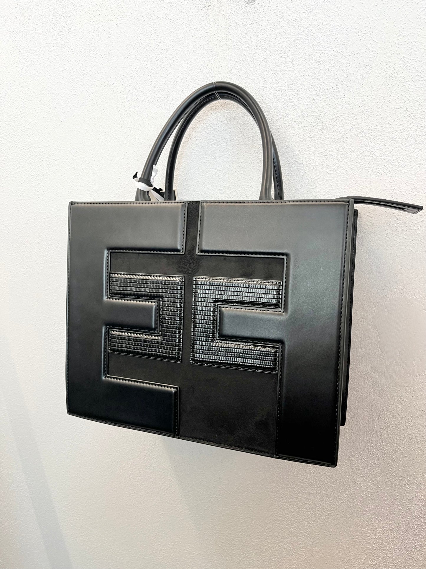 Borsa a mano di Elisabetta Franchi con maxi logo geometrico