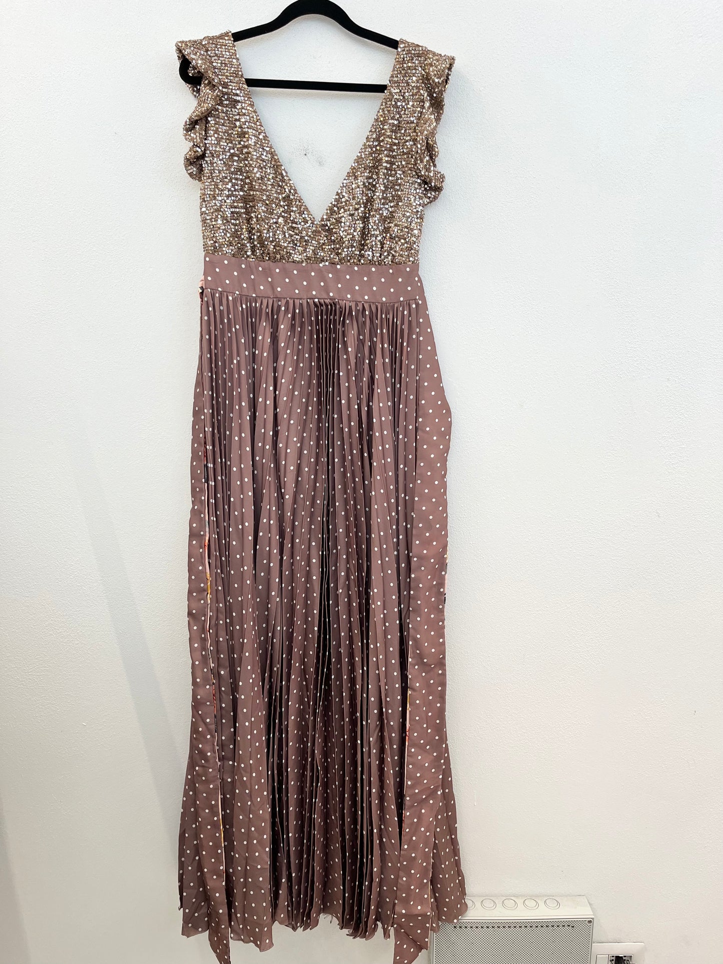 Abito Elegante di Madame ShouShou con Top Paillettes Bronzo e Gonna Plissettata a Pois