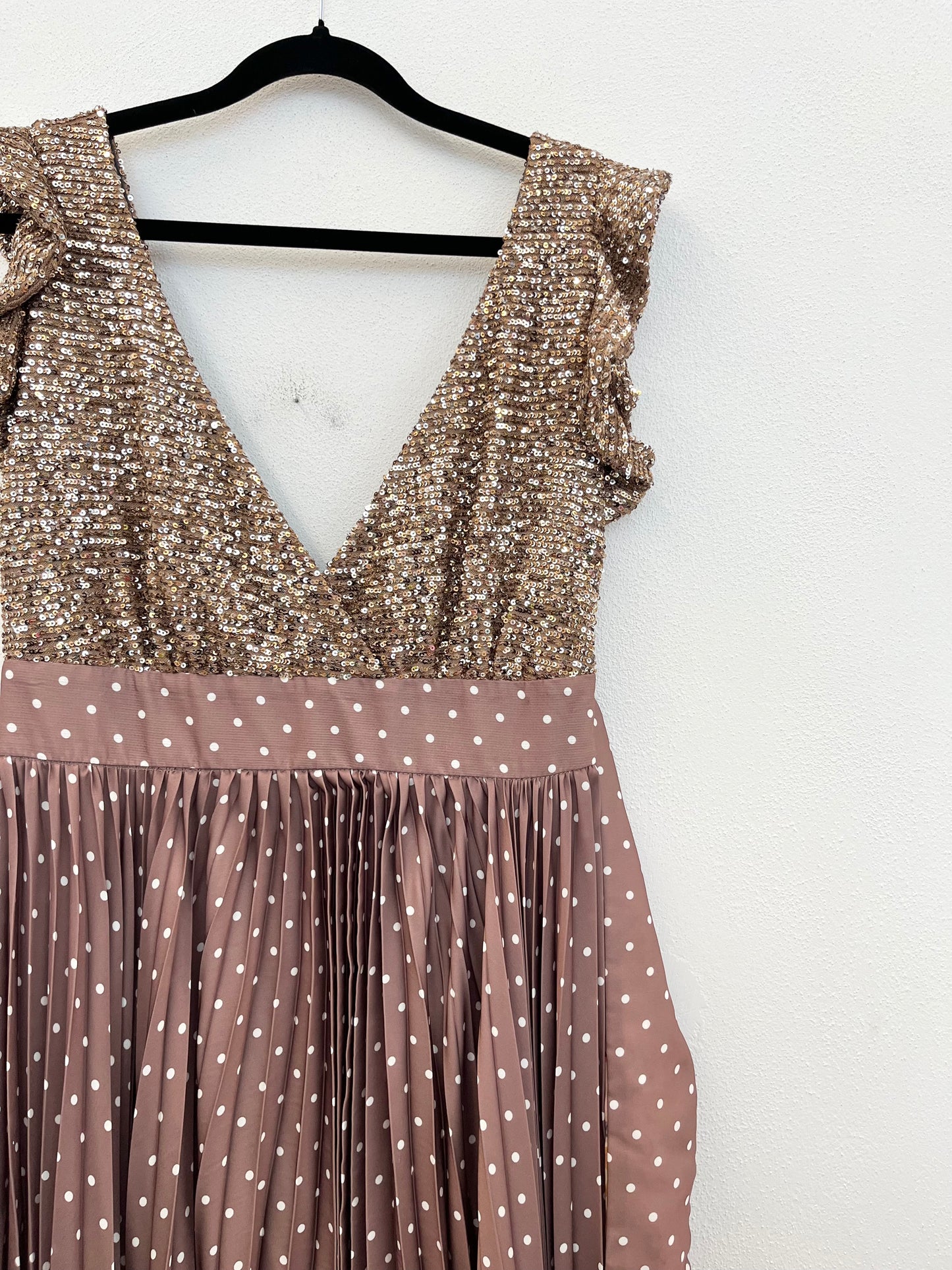 Abito Elegante di Madame ShouShou con Top Paillettes Bronzo e Gonna Plissettata a Pois