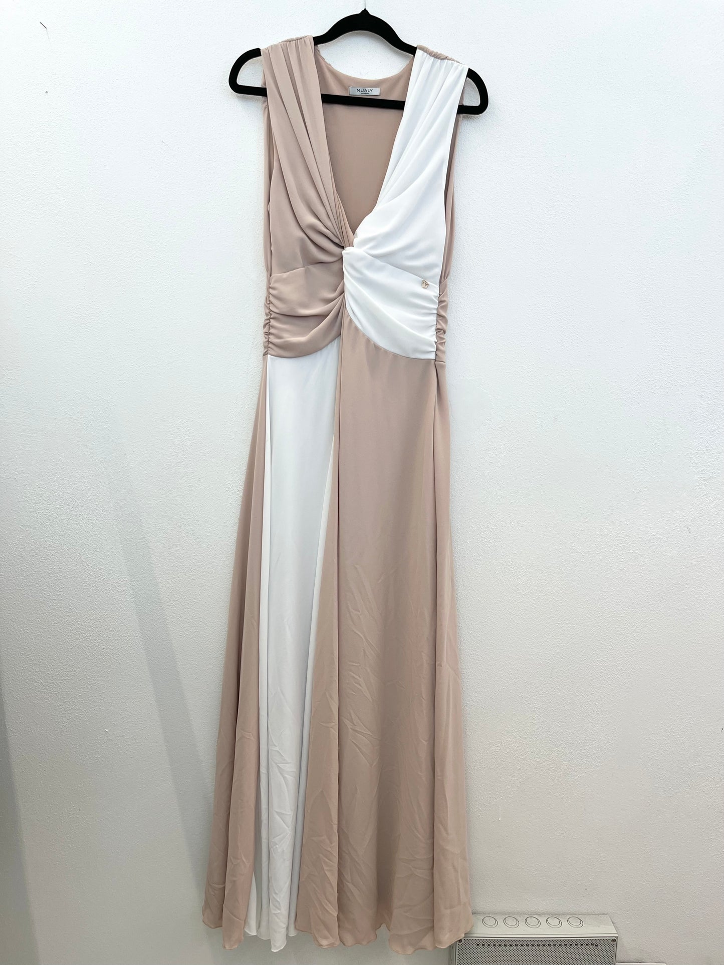 Abito Lungo Bicolore di Nualy Beige e Bianco con Nodo Sartoriale&nbsp;