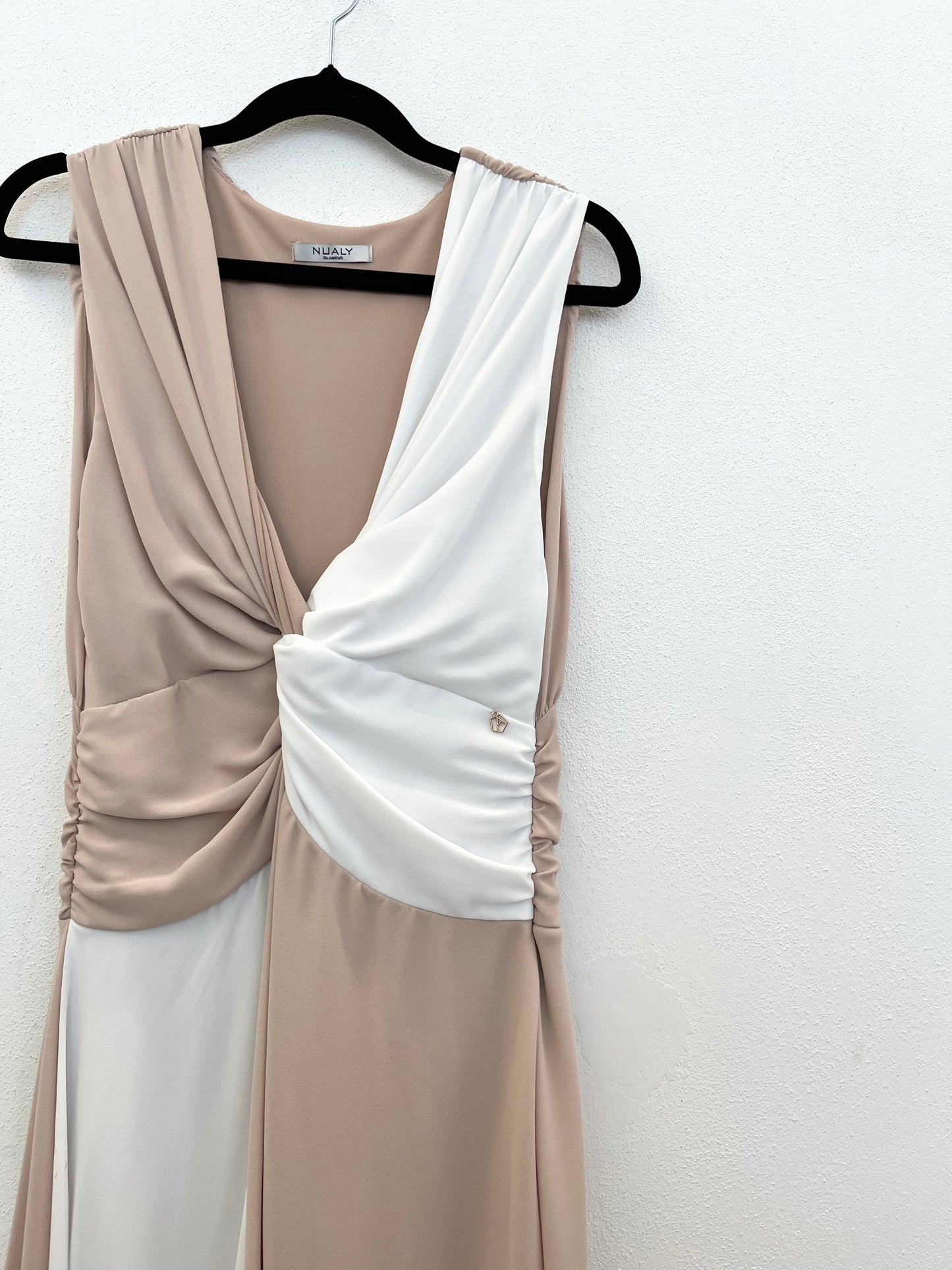 Abito Lungo Bicolore di Nualy Beige e Bianco con Nodo Sartoriale&nbsp;
