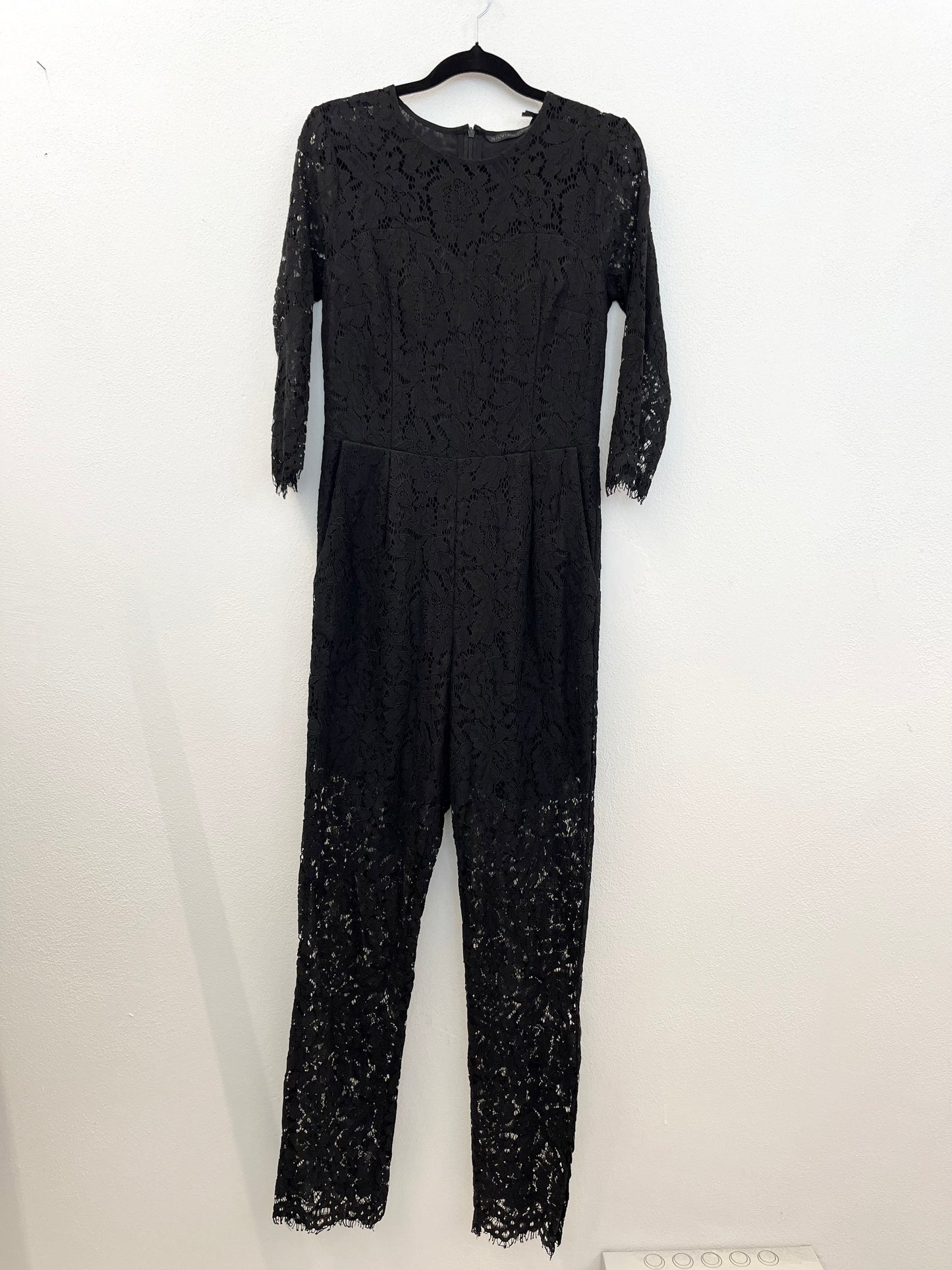 Jumpsuit di Silvian Heach Elegante in Pizzo Nero con Trasparenze Sartoriali