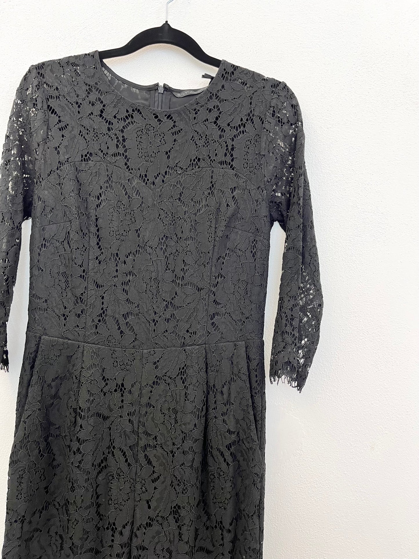 Jumpsuit di Silvian Heach Elegante in Pizzo Nero con Trasparenze Sartoriali