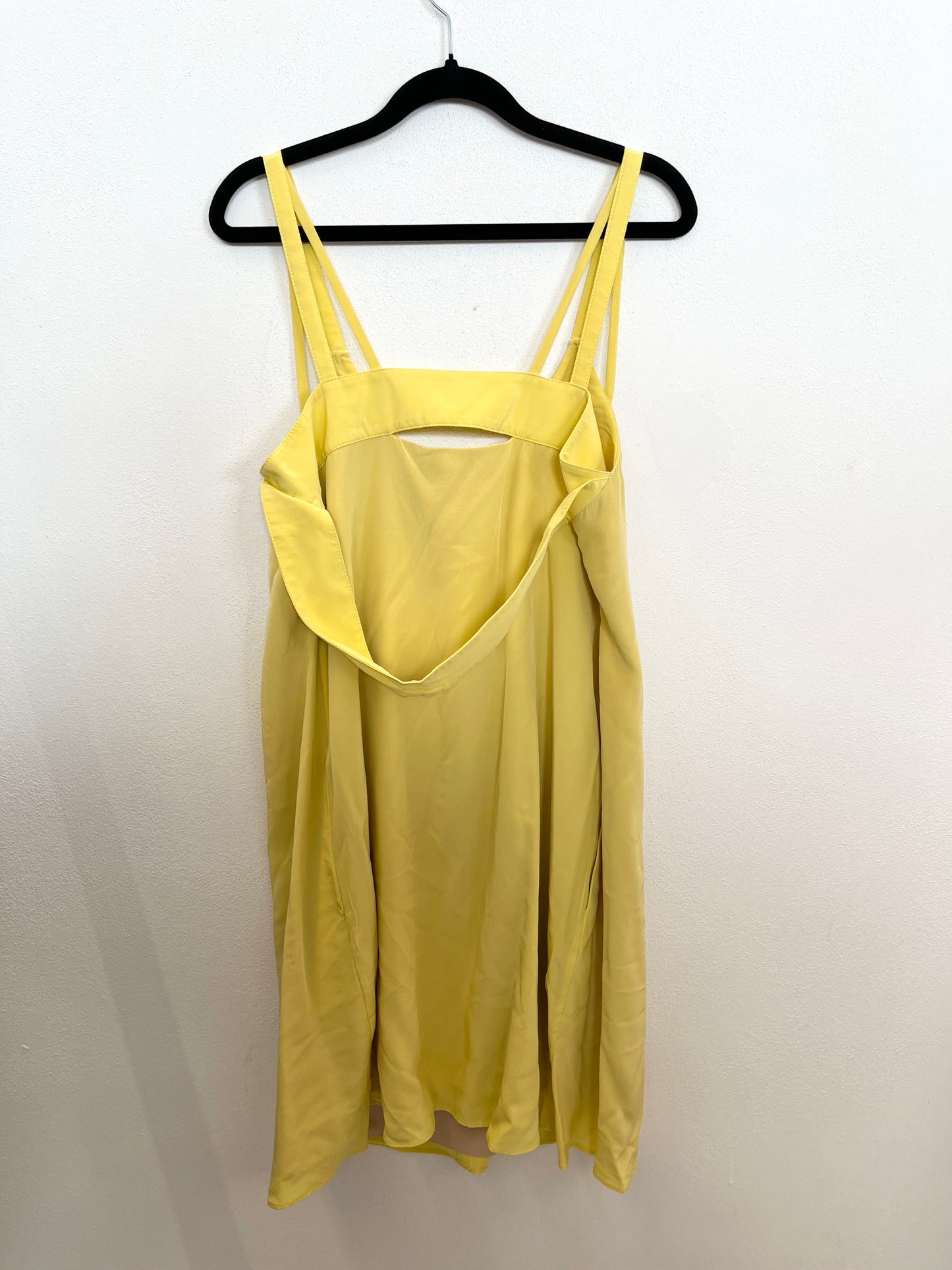 Abito Scivolato di D. Schumacher Giallo Limone con Scollo a V e Spalline Sottili