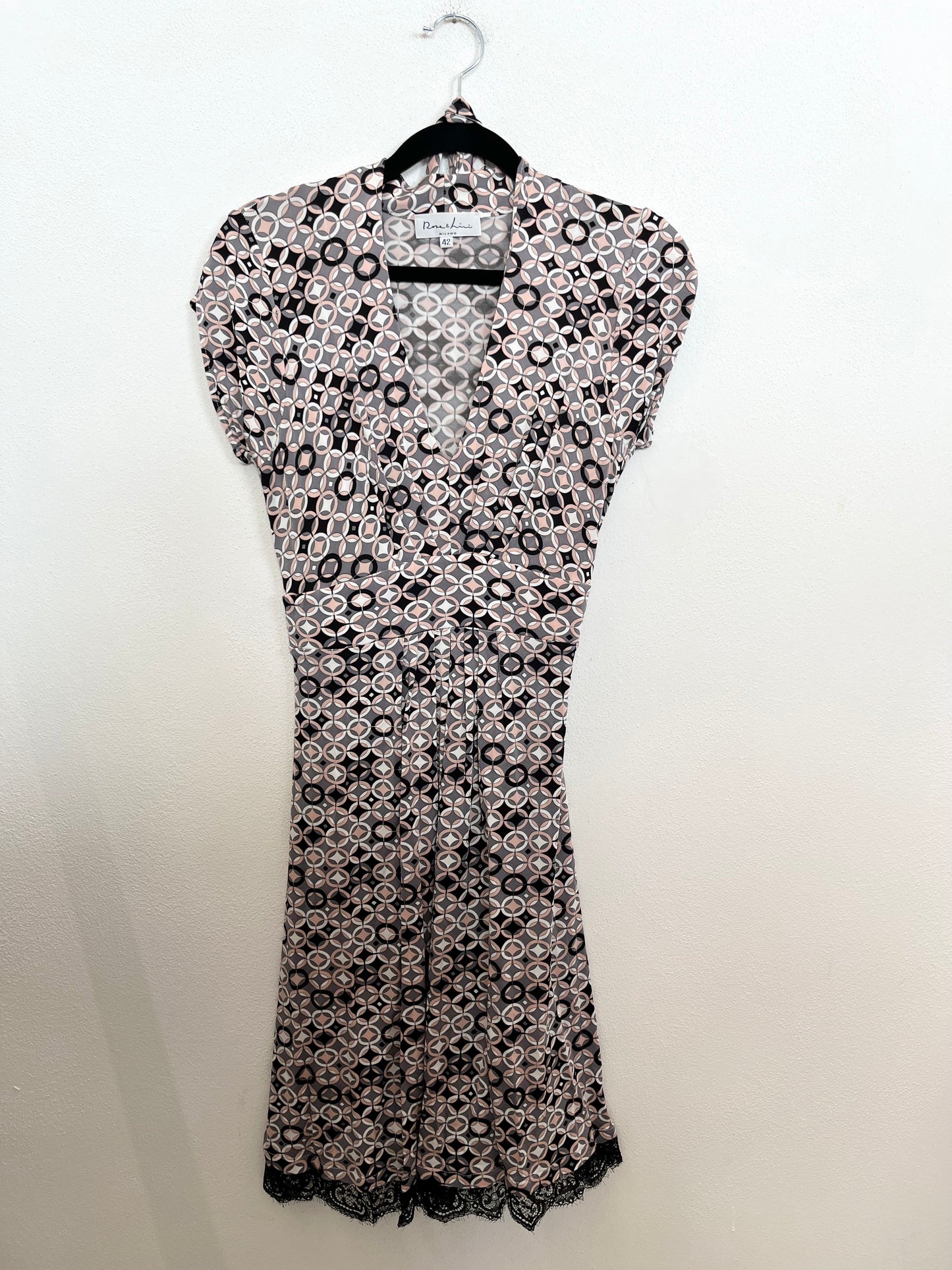 Abito Rose & Lini Milano con Stampa Geometrica e Bordo in Pizzo