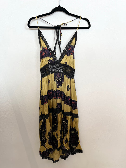 Mini Dress di Daslu Senape con Stampa Paisley e Bordi in Pizzo Nero
