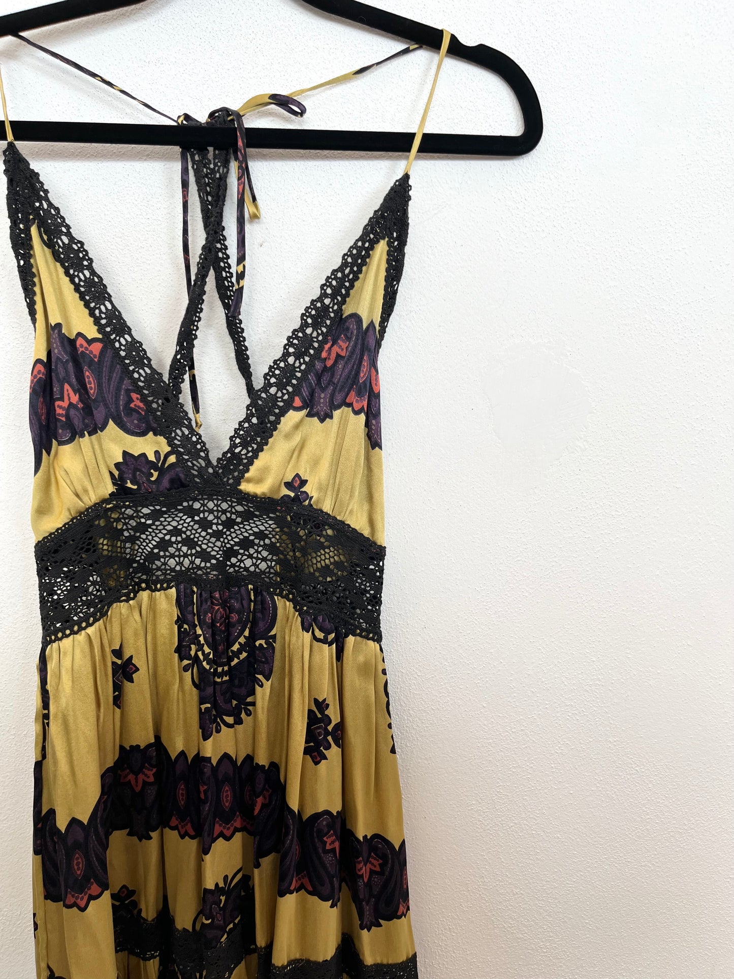 Mini Dress di Daslu Senape con Stampa Paisley e Bordi in Pizzo Nero