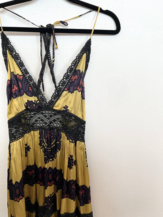 Mini Dress di Daslu Senape con Stampa Paisley e Bordi in Pizzo Nero