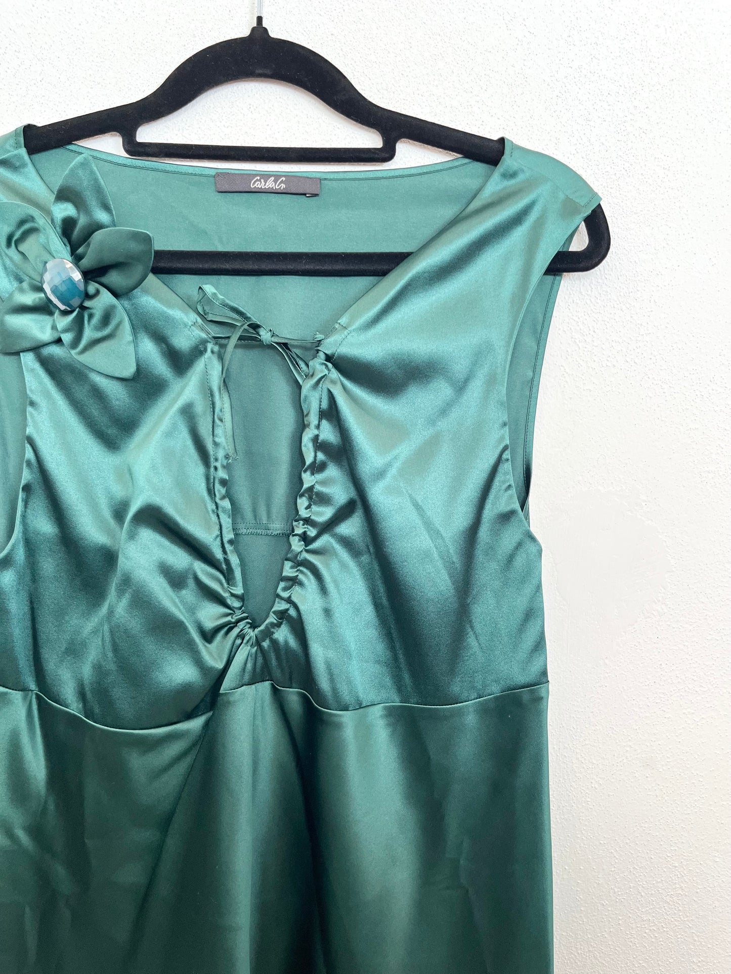 Abito di Carla G. in Satén Verde Smeraldo con Fiore