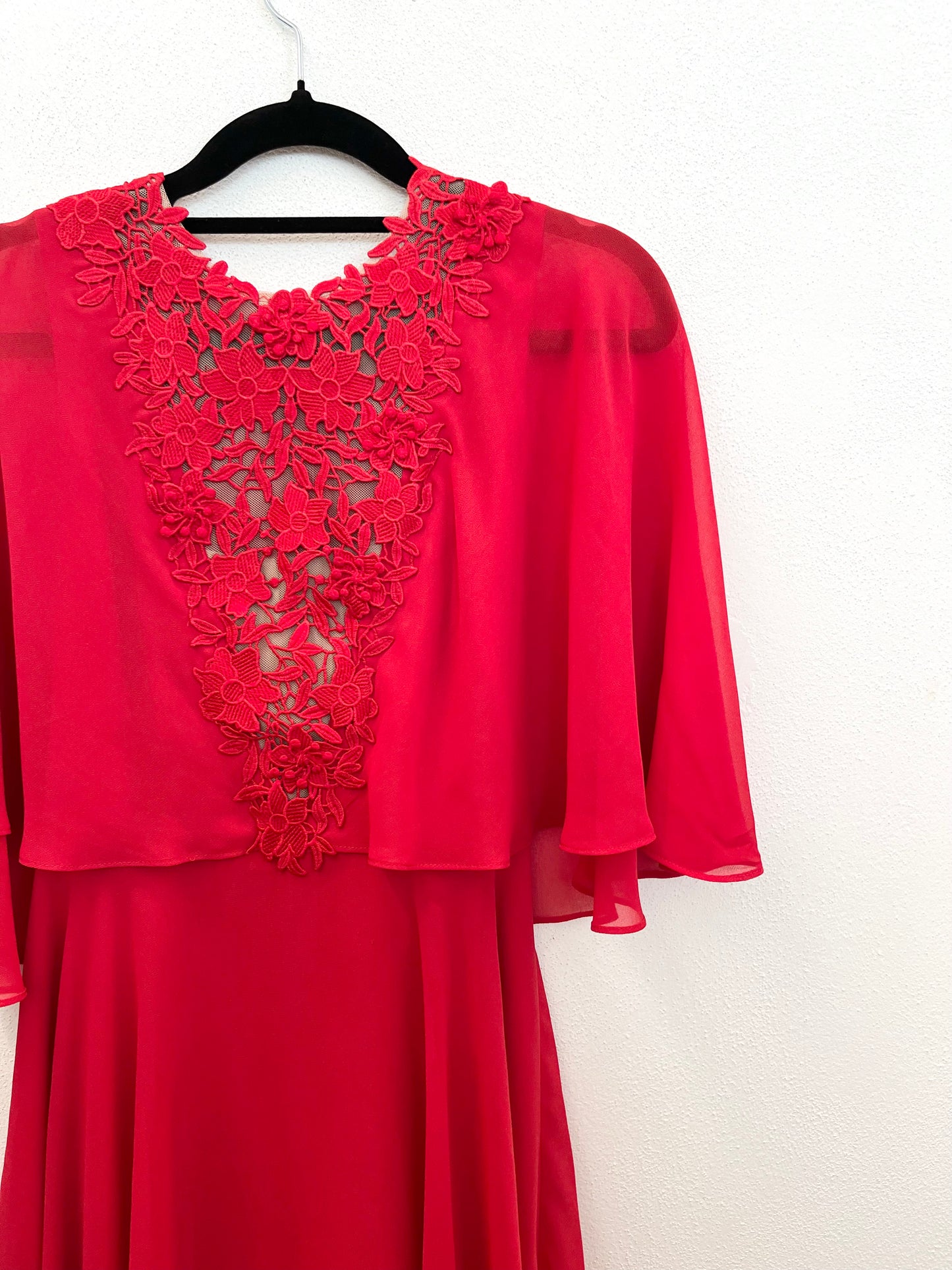 Abito Corto di BCBG in Chiffon con Applicazioni Floreali