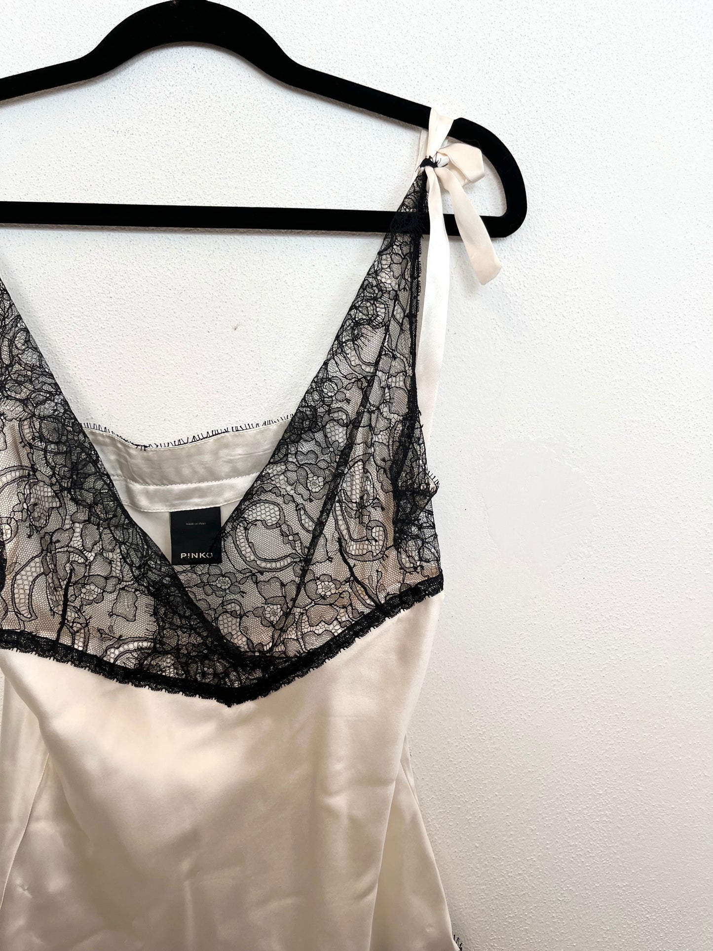 Top lingerie di Pinko stile sottoveste con inserti in pizzo