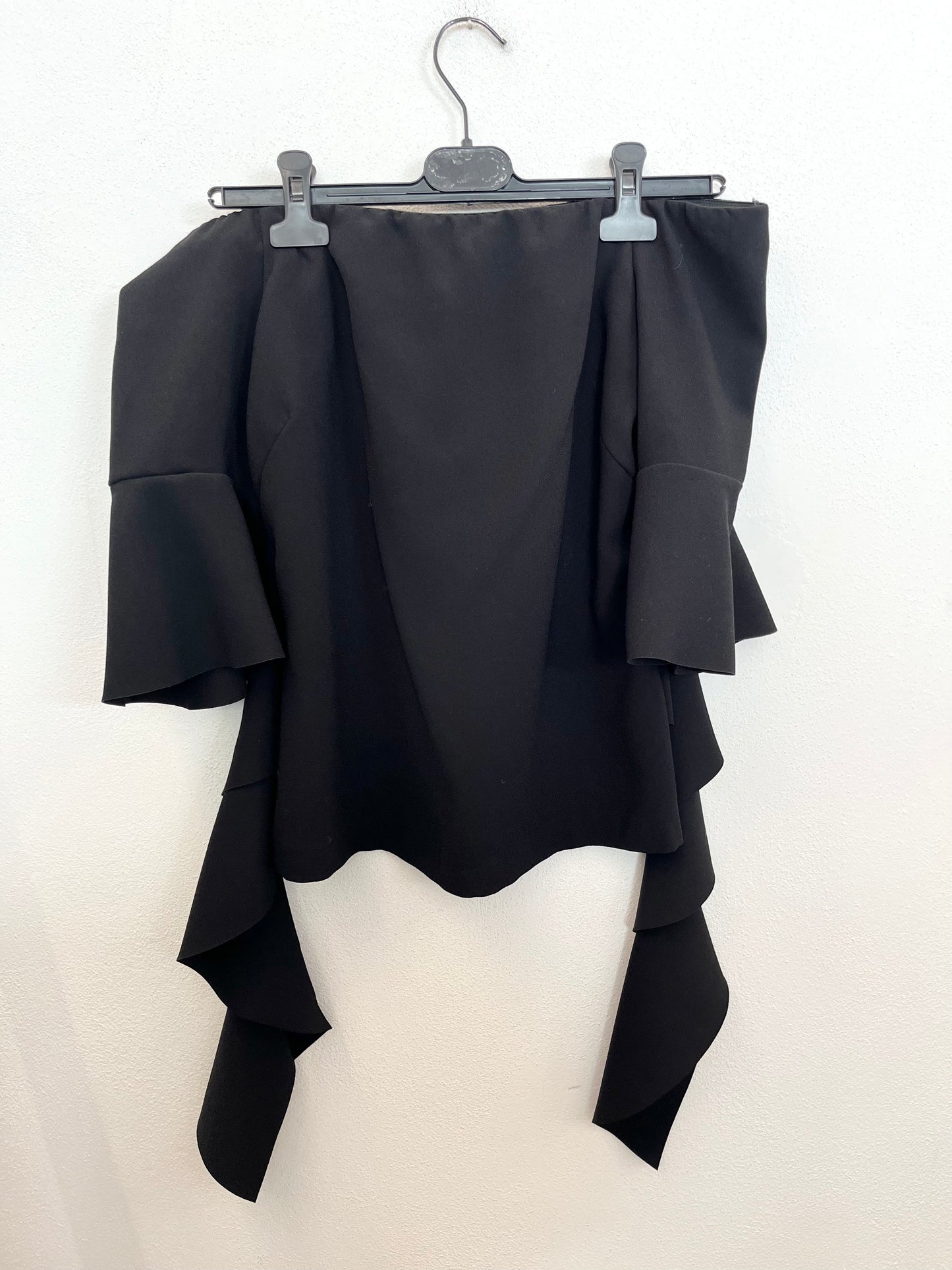 Top Pinko bardot off-the-shoulder con maxi volanti
