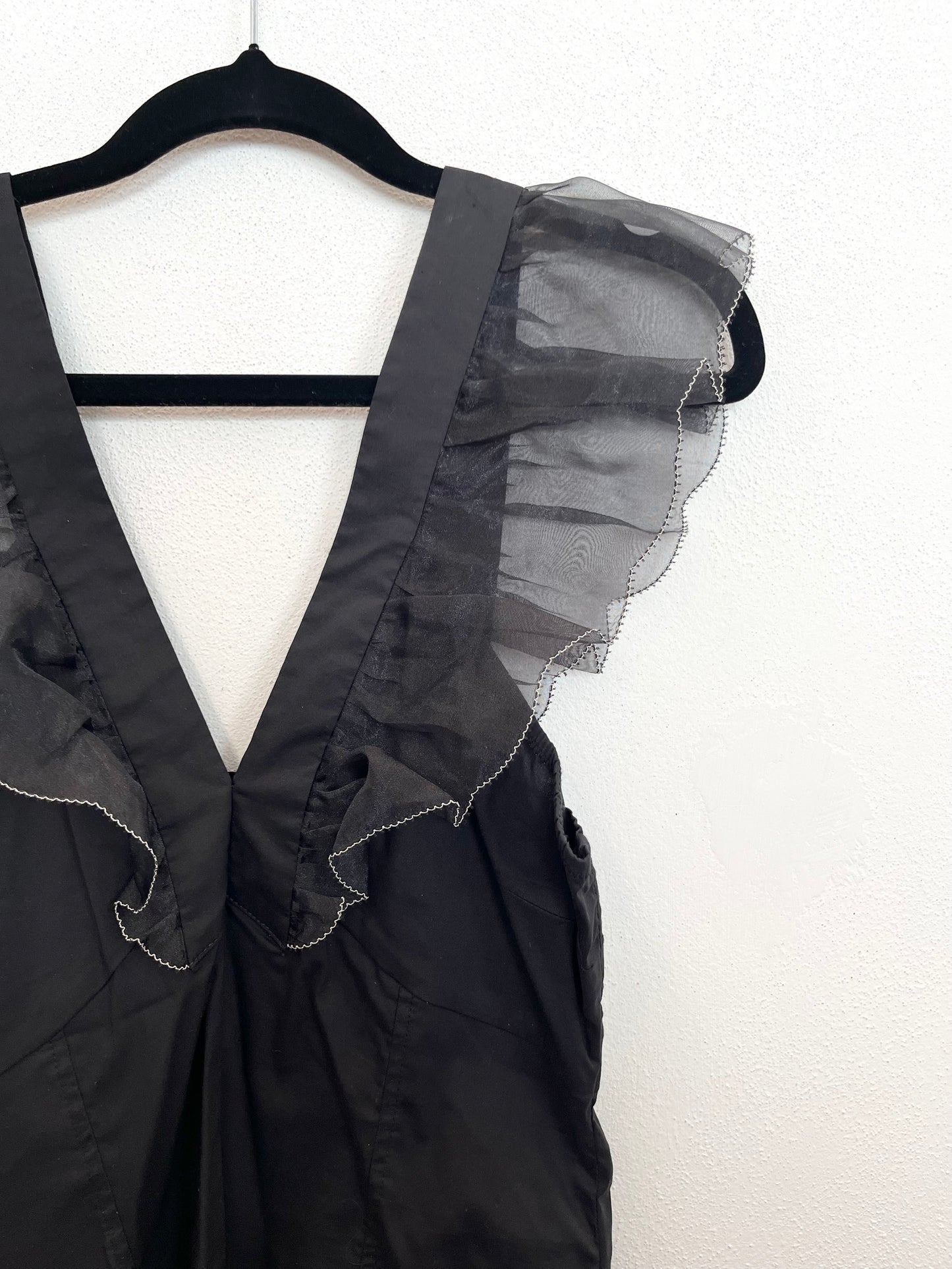 Top di Elisabetta Franchi smanicato con scollo a V e spalline in organza