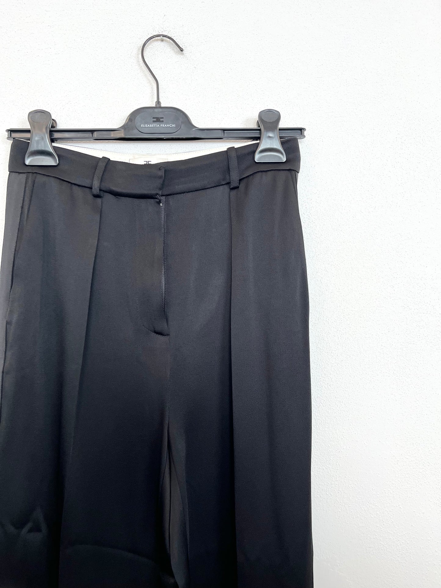 Pantalone sartoriale di Elisabetta Franchi a gamba larga con pinces