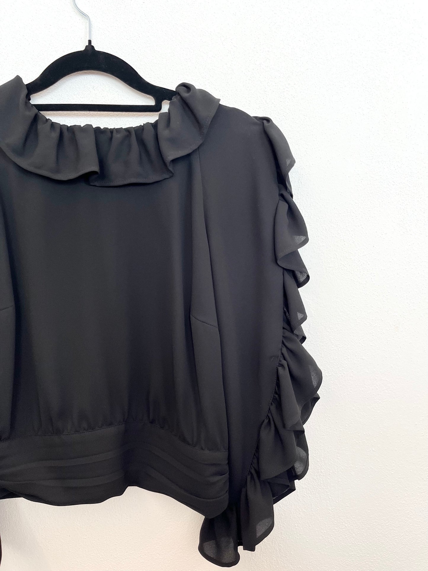 Blusa di Elisabetta Franchi fluida corta con colletto arricciato e ruches