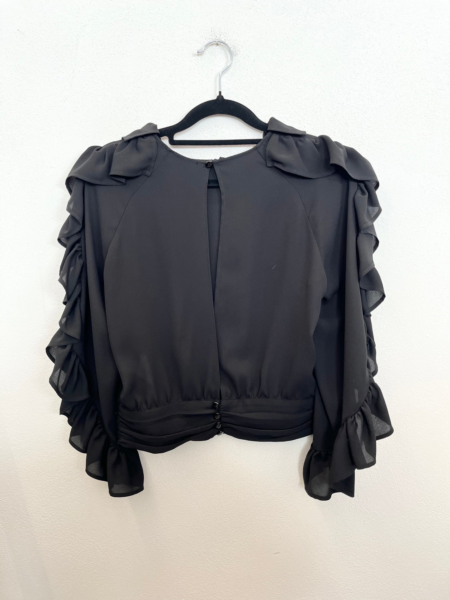 Blusa di Elisabetta Franchi fluida corta con colletto arricciato e ruches