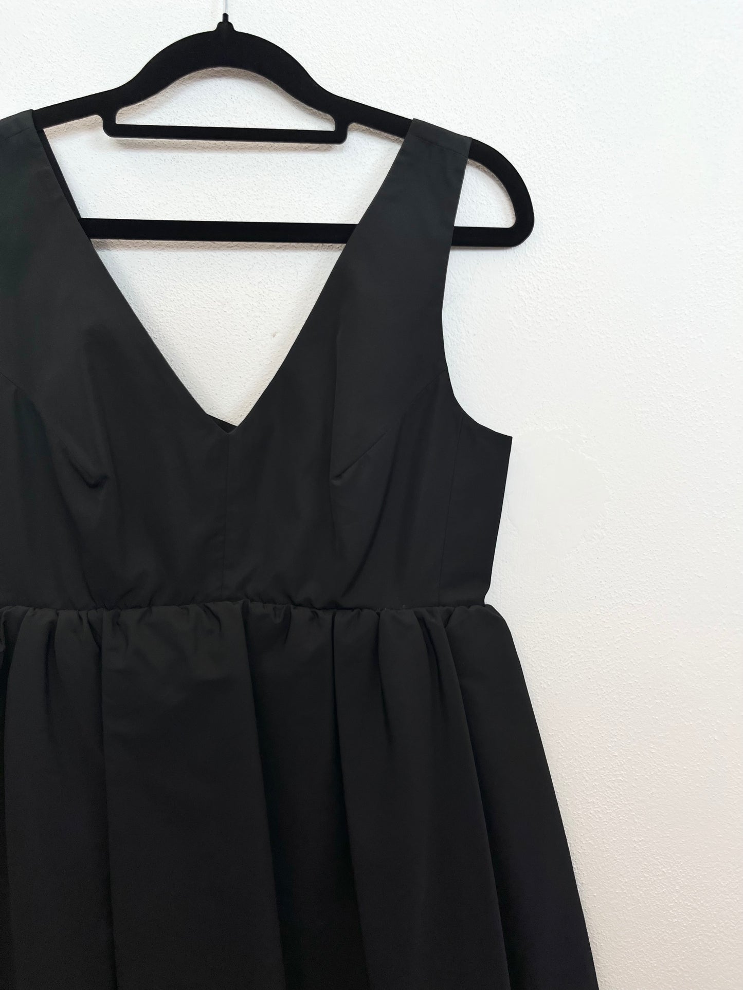 Blusa Carven smanicata con baschina a ruota