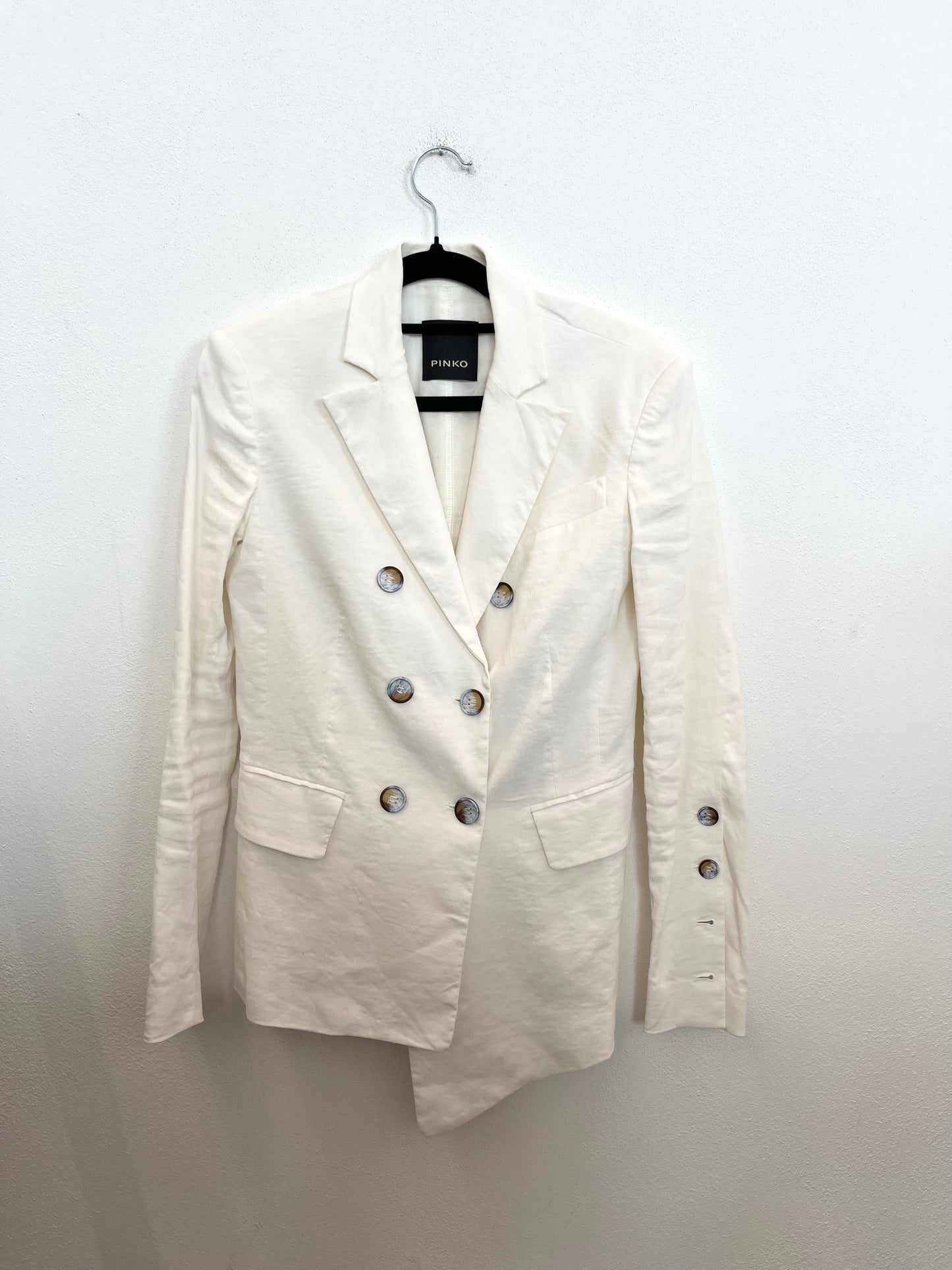 Tailleur di Pinko pantalone e giacca doppiopetto in lino