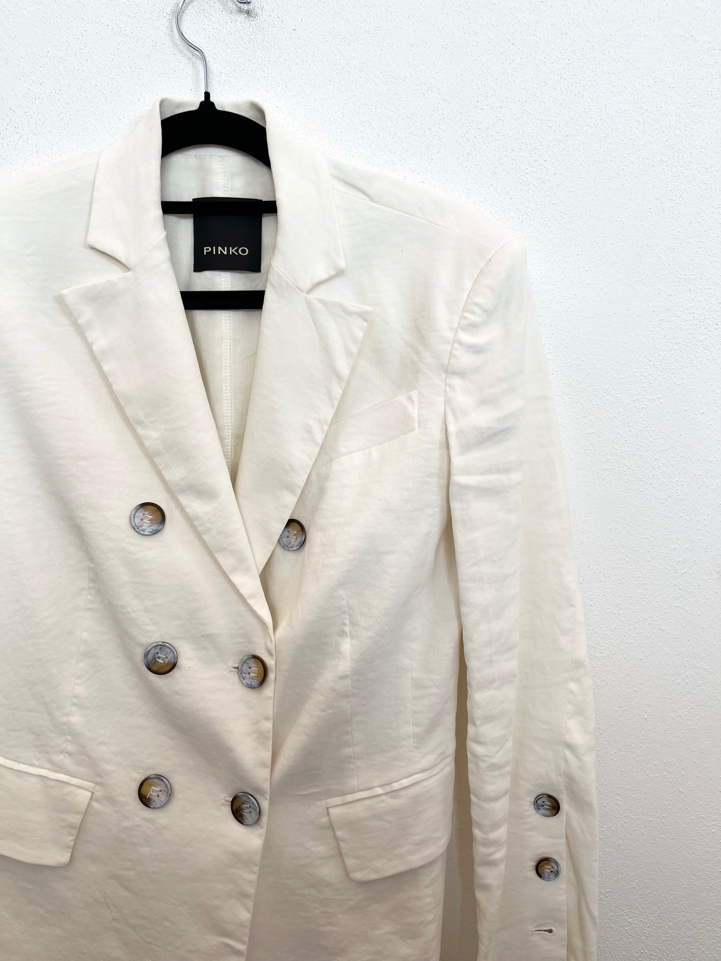 Tailleur di Pinko pantalone e giacca doppiopetto in lino