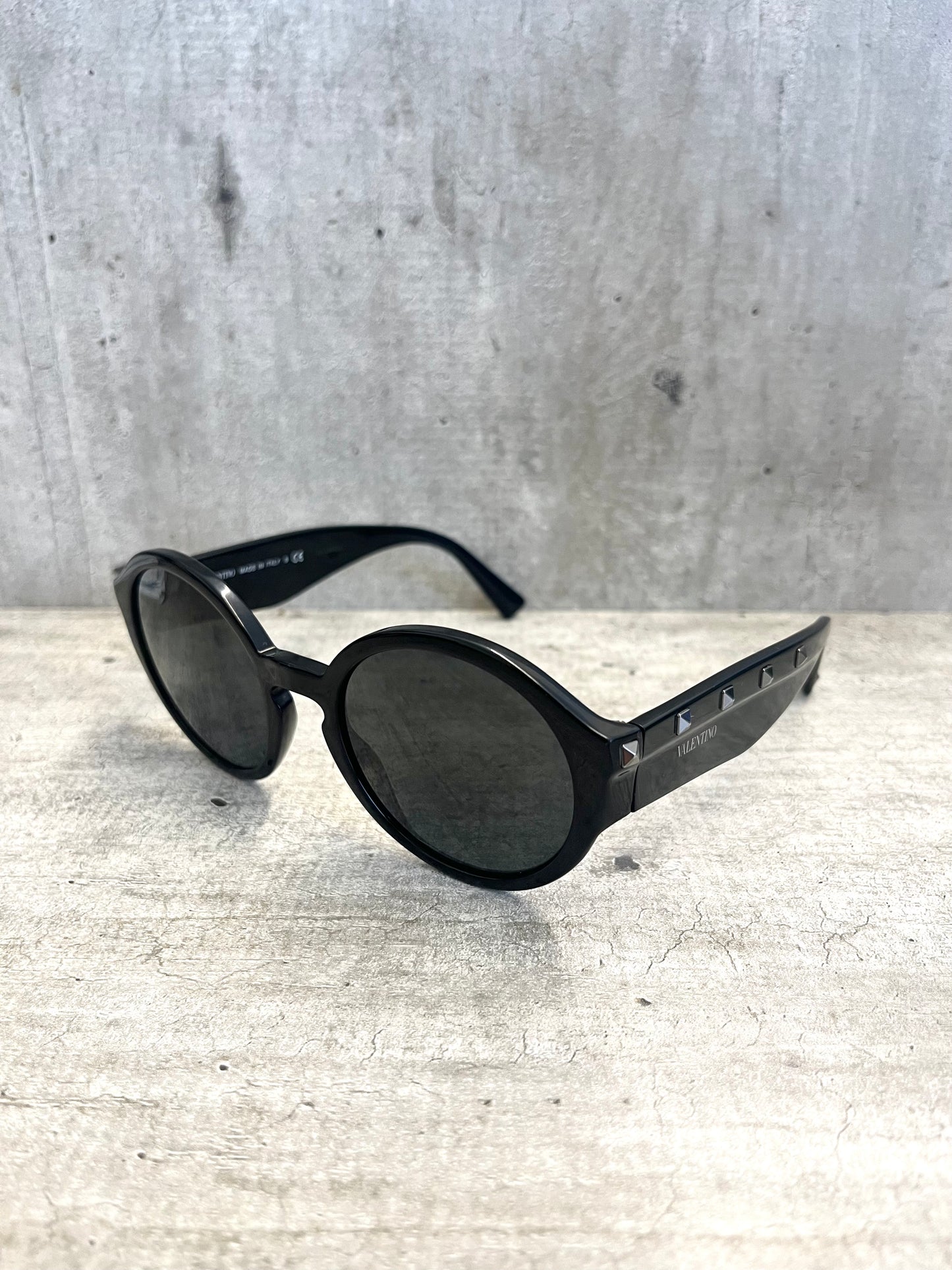 Occhiali da sole Valentino Rockstud tondi con borchie