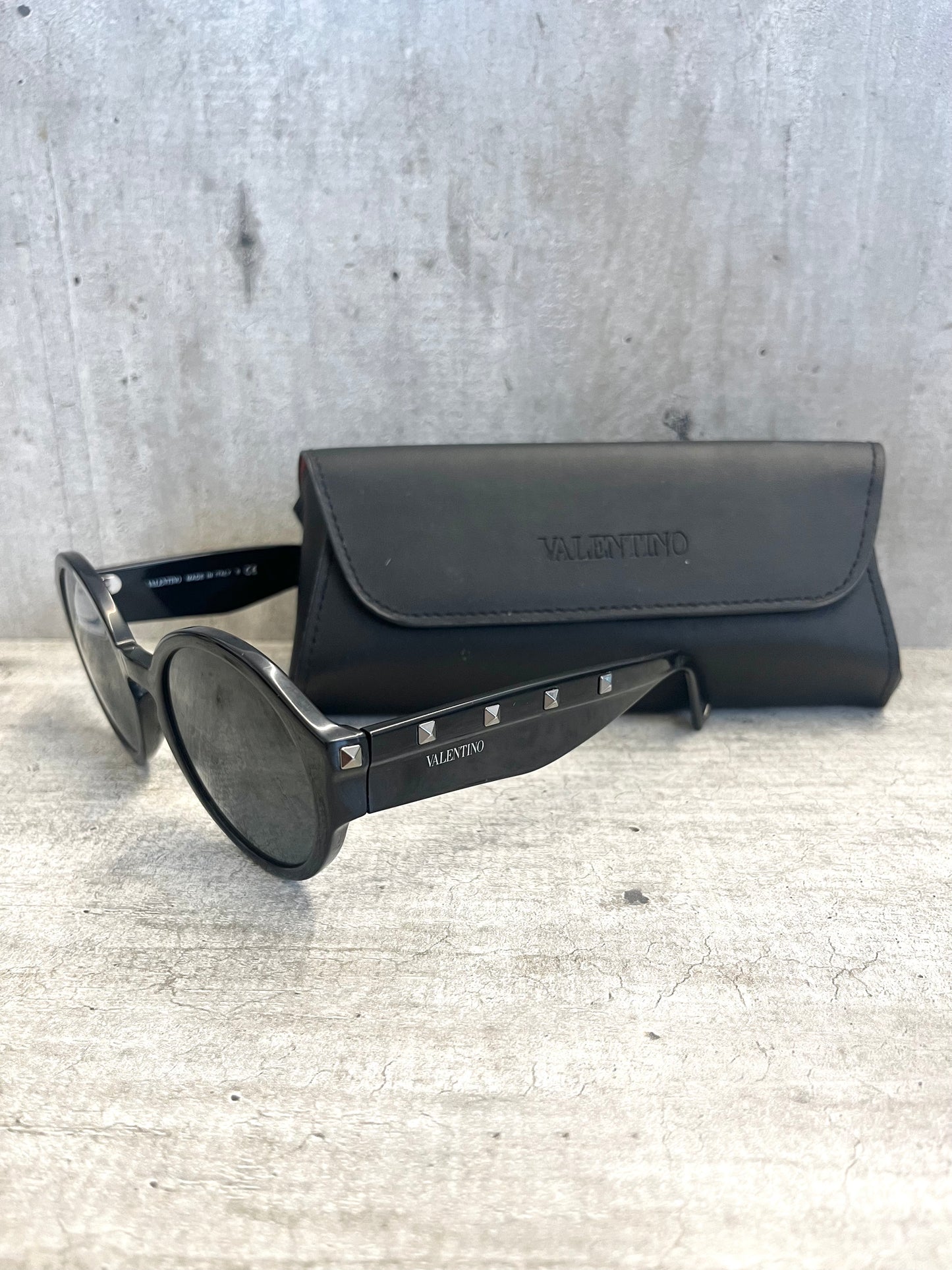 Occhiali da sole Valentino Rockstud tondi con borchie