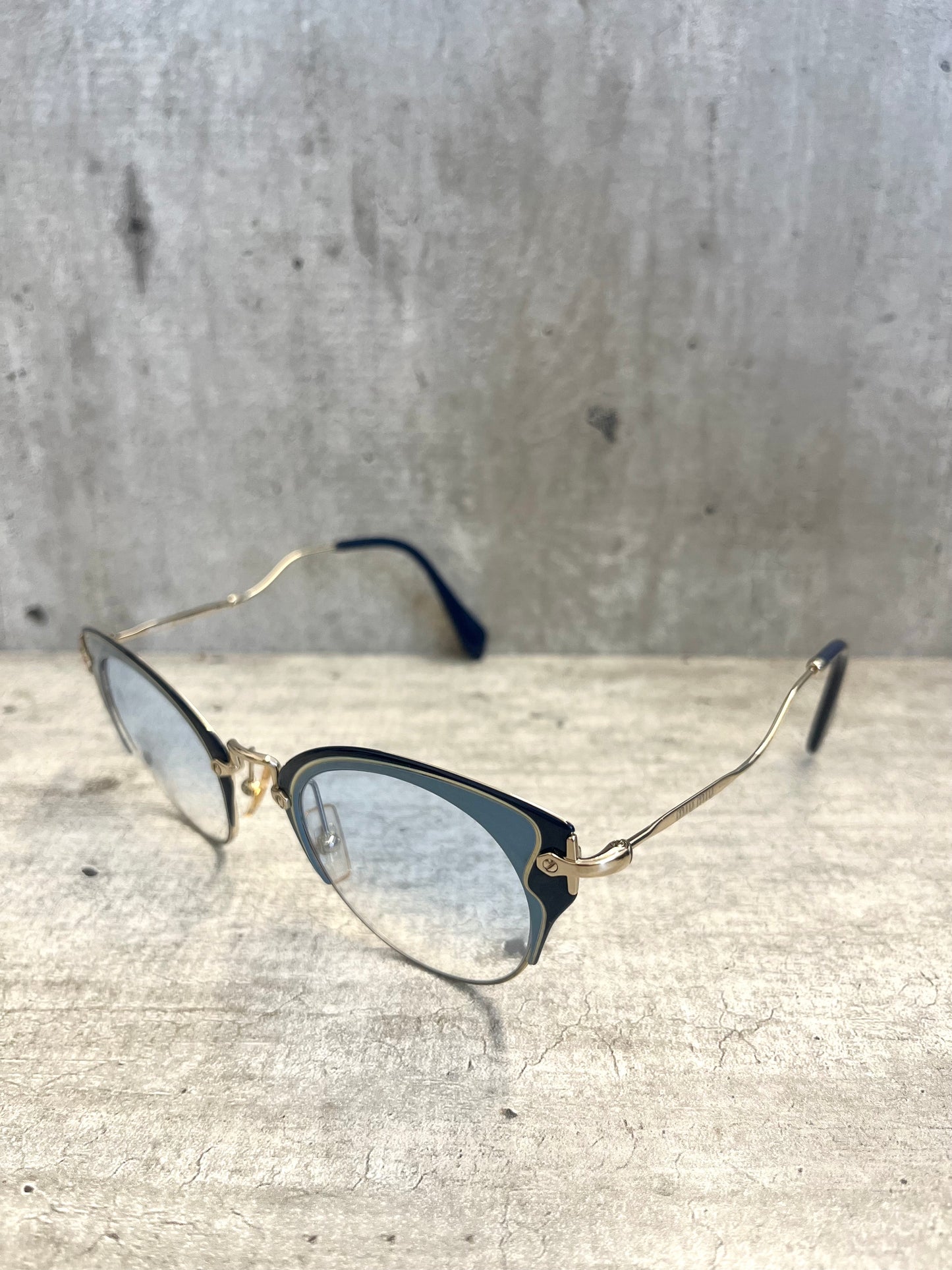 Occhiali da sole Miu Miu a giorno cat-eye