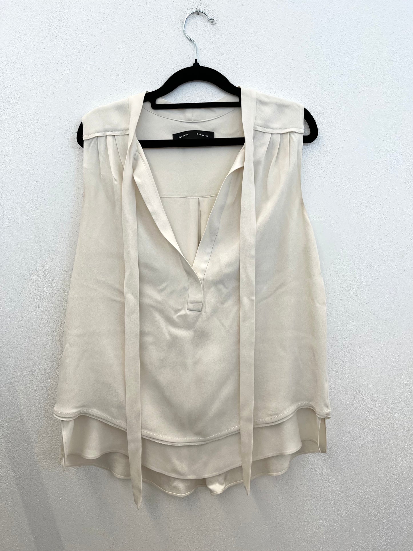 Blusa Proenza Schouler smanicata con scollo a cravatta
