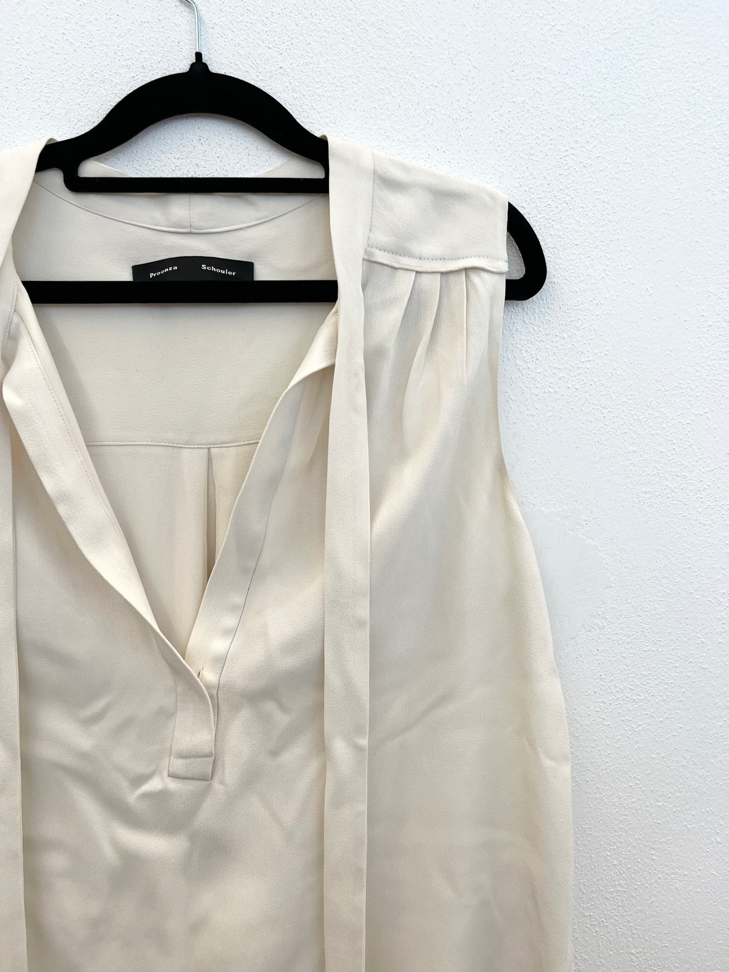 Blusa Proenza Schouler smanicata con scollo a cravatta