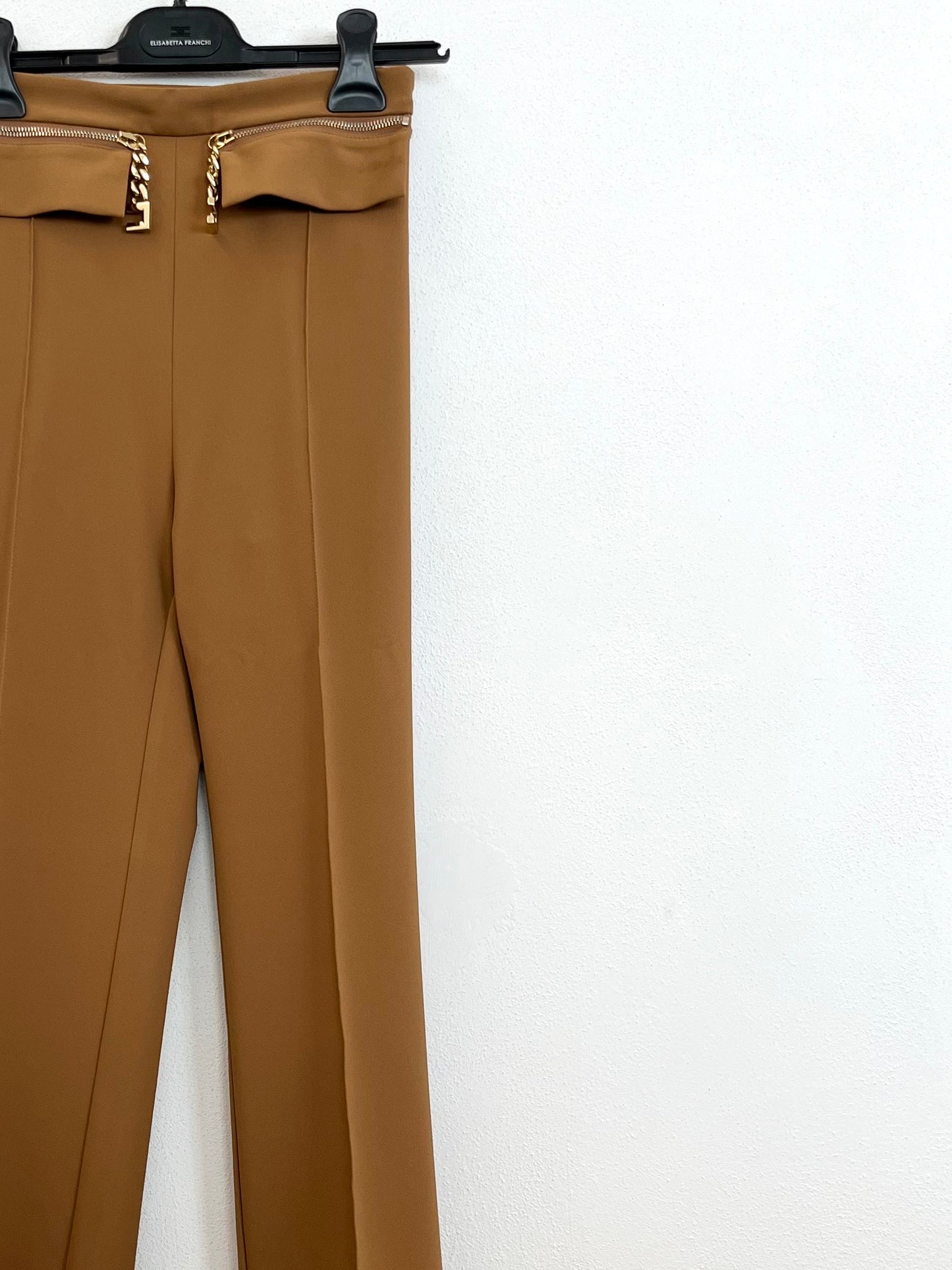 Pantaloni Elisabetta Franchi strutturati con inserti a catena