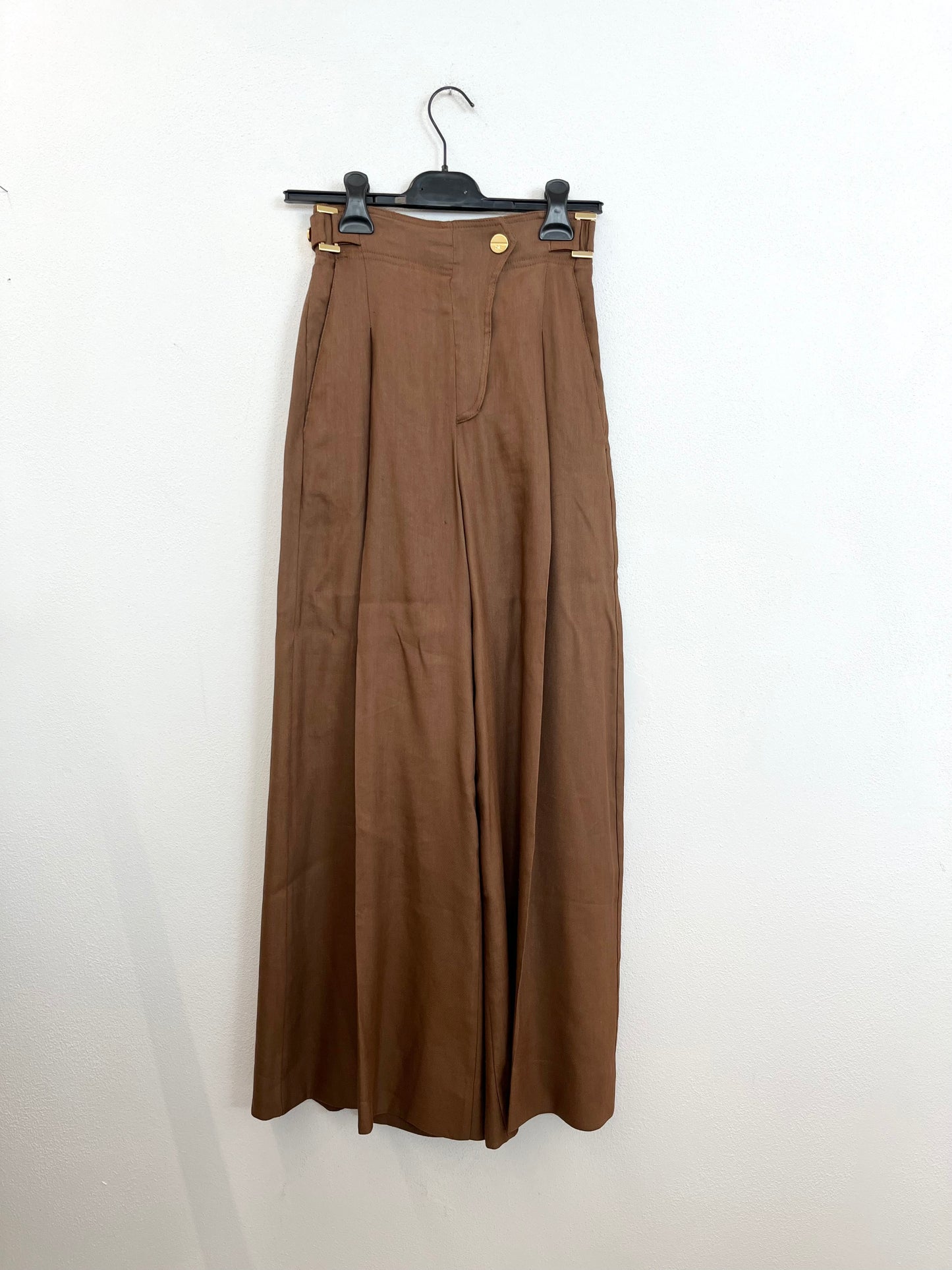 Pantaloni Elisabetta Franchi Fluidi a Gamba Ampia con Dettagli Metallici