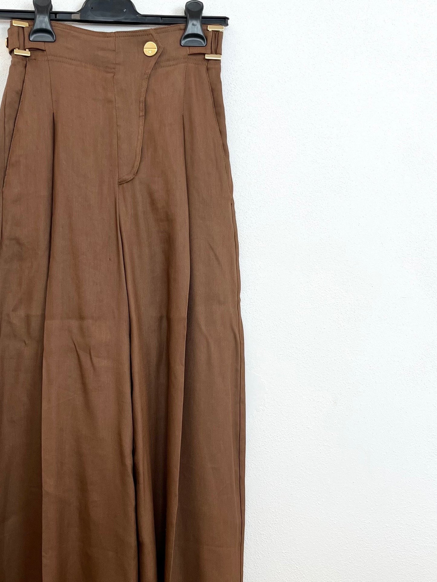 Pantaloni Elisabetta Franchi Fluidi a Gamba Ampia con Dettagli Metallici