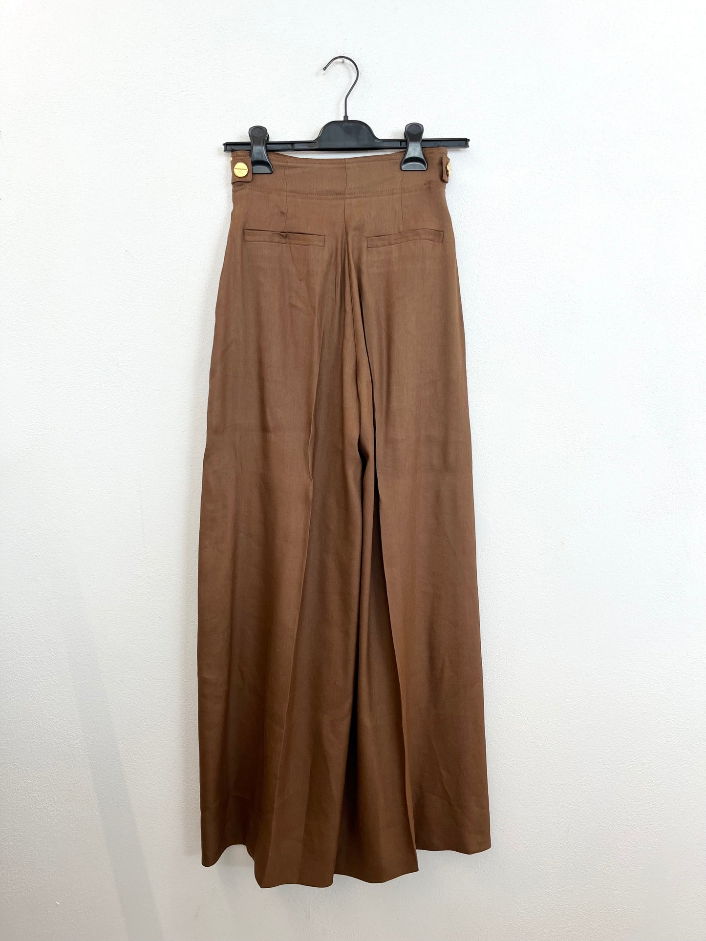 Pantaloni Elisabetta Franchi Fluidi a Gamba Ampia con Dettagli Metallici