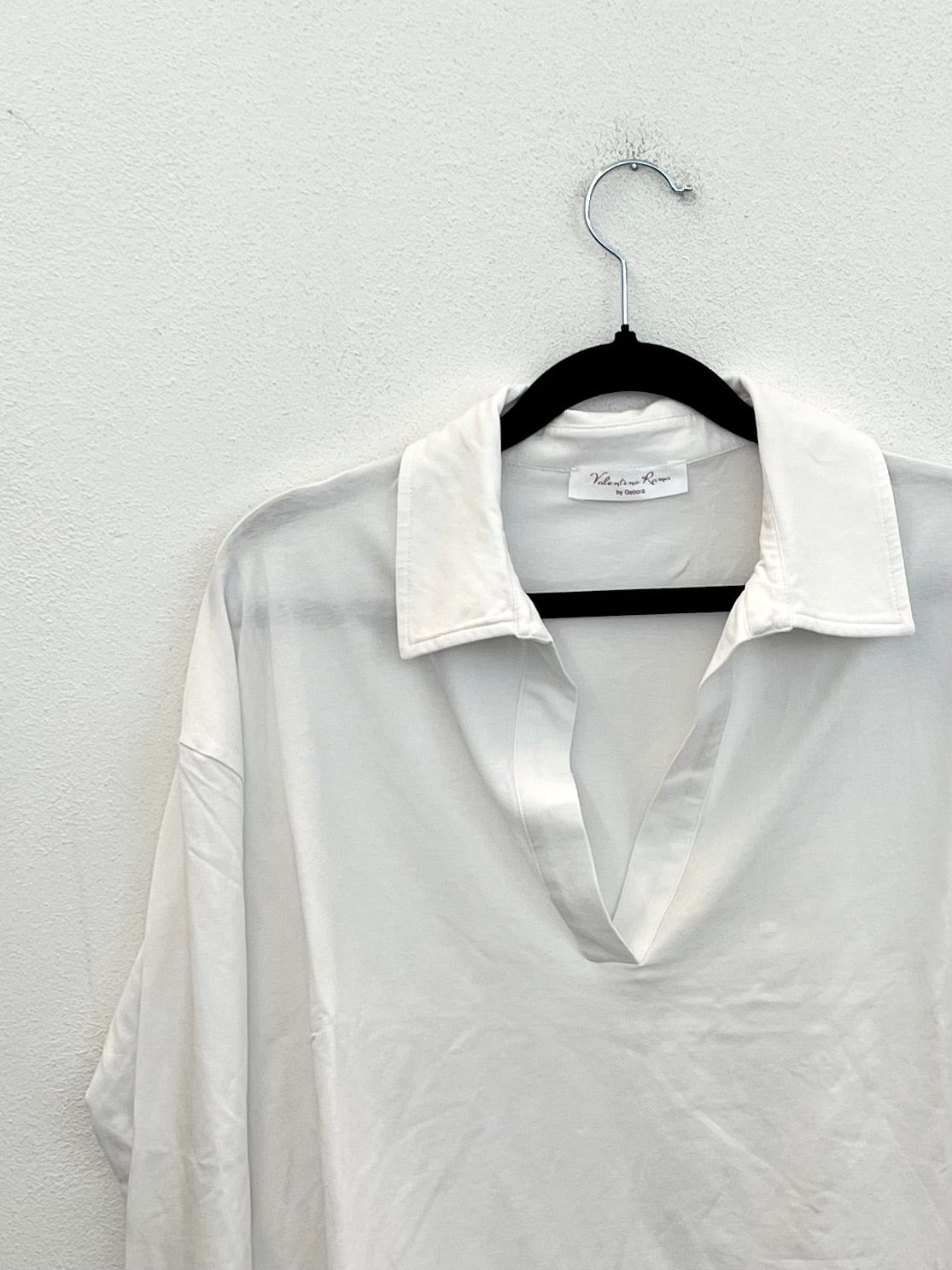 Blusa Valentino Rama liquida con scollo a polo profondo