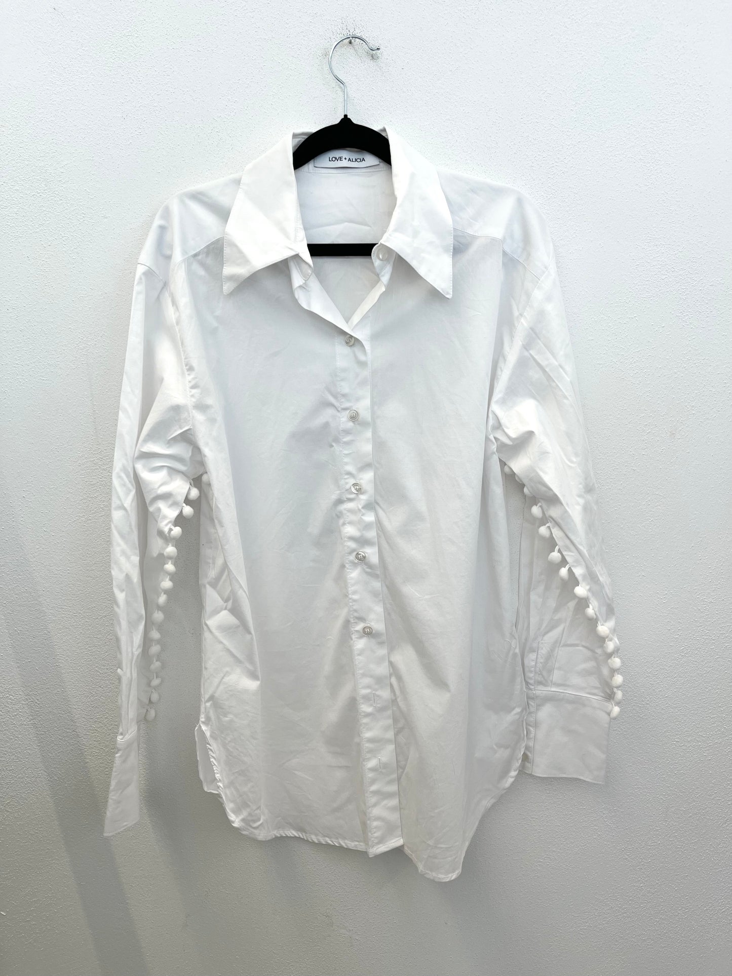 Camicia Love + Alicia sartoriale con applicazioni pompon
