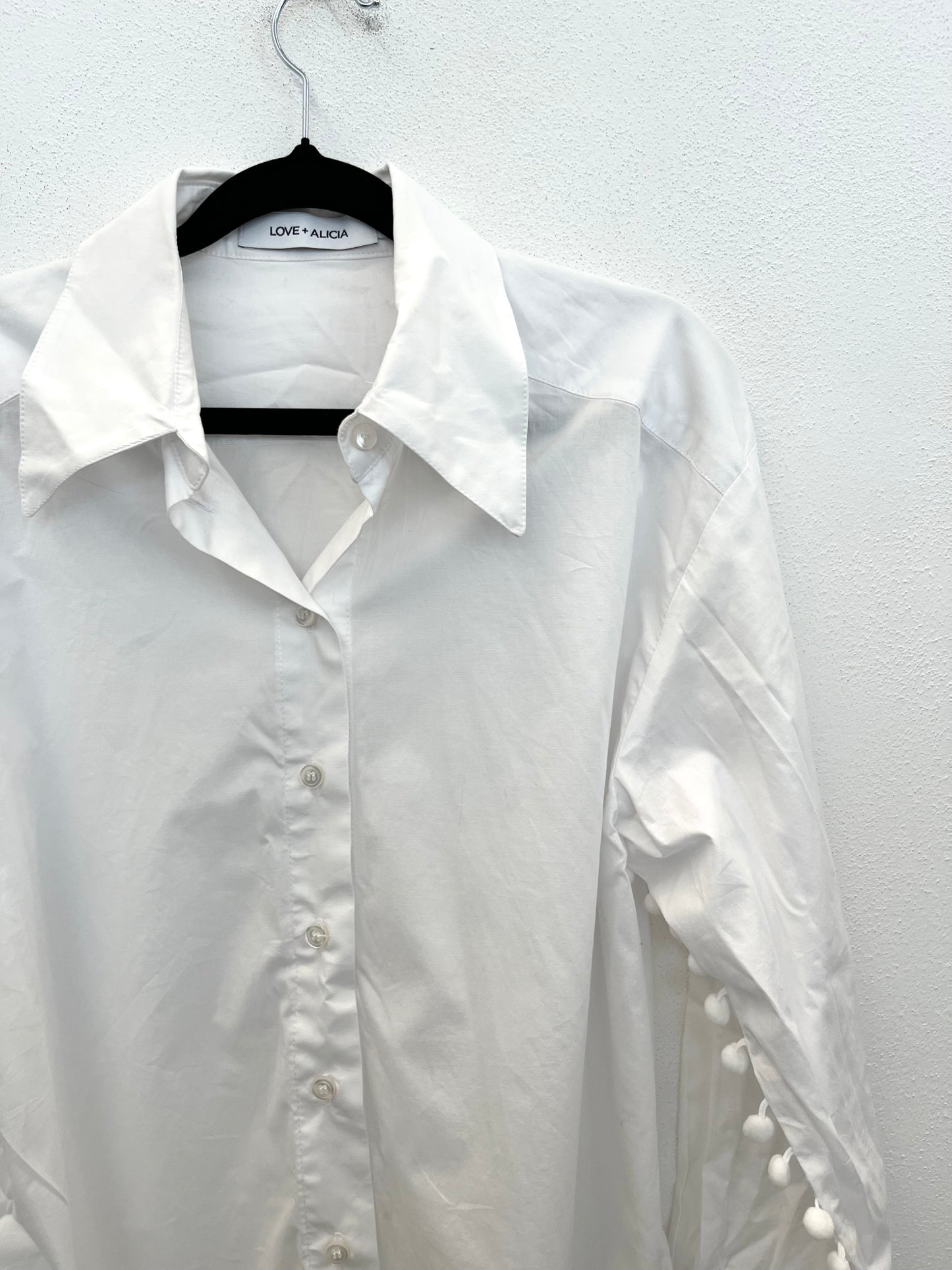 Camicia Love + Alicia sartoriale con applicazioni pompon